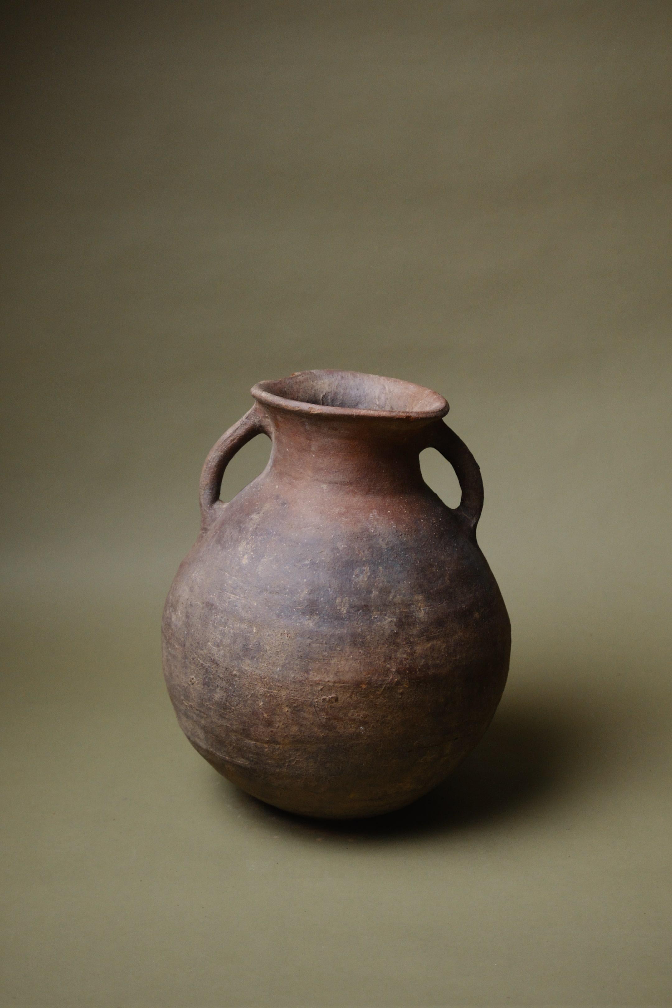 Esta exquisita jarra de terracota anatolia del siglo XX es un asombroso ejemplo de la artesanía tradicional turca. Utilizada originalmente para almacenar cereales o agua, esta pieza pone de relieve el ingenioso arte de la Anatolia rural. 

La jarra