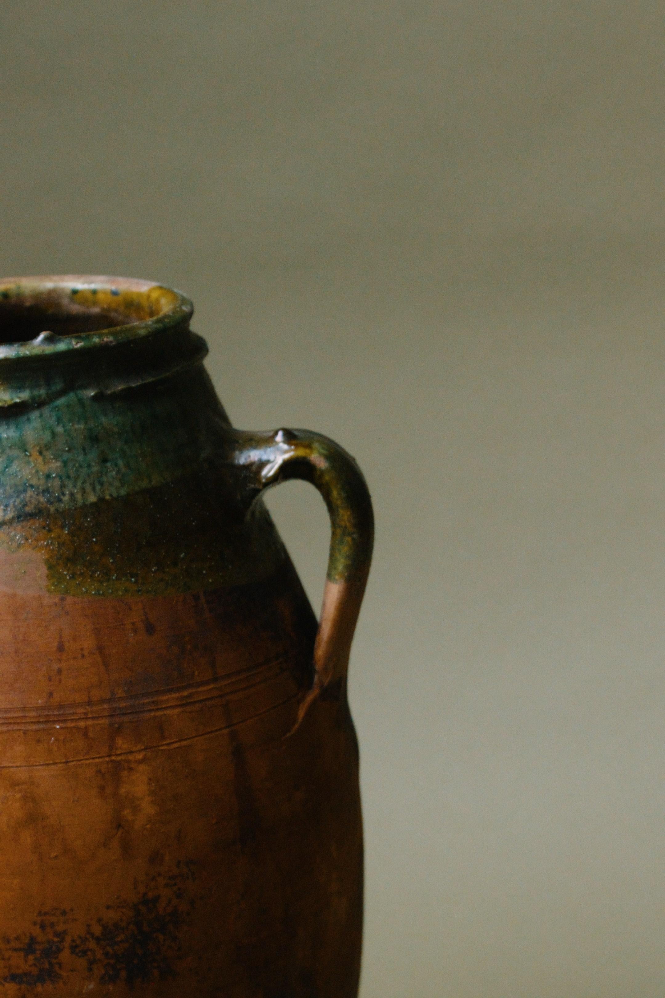 Sculpté à la main Vase d'Anatolie du 20ème siècle avec bord émaillé vert en vente