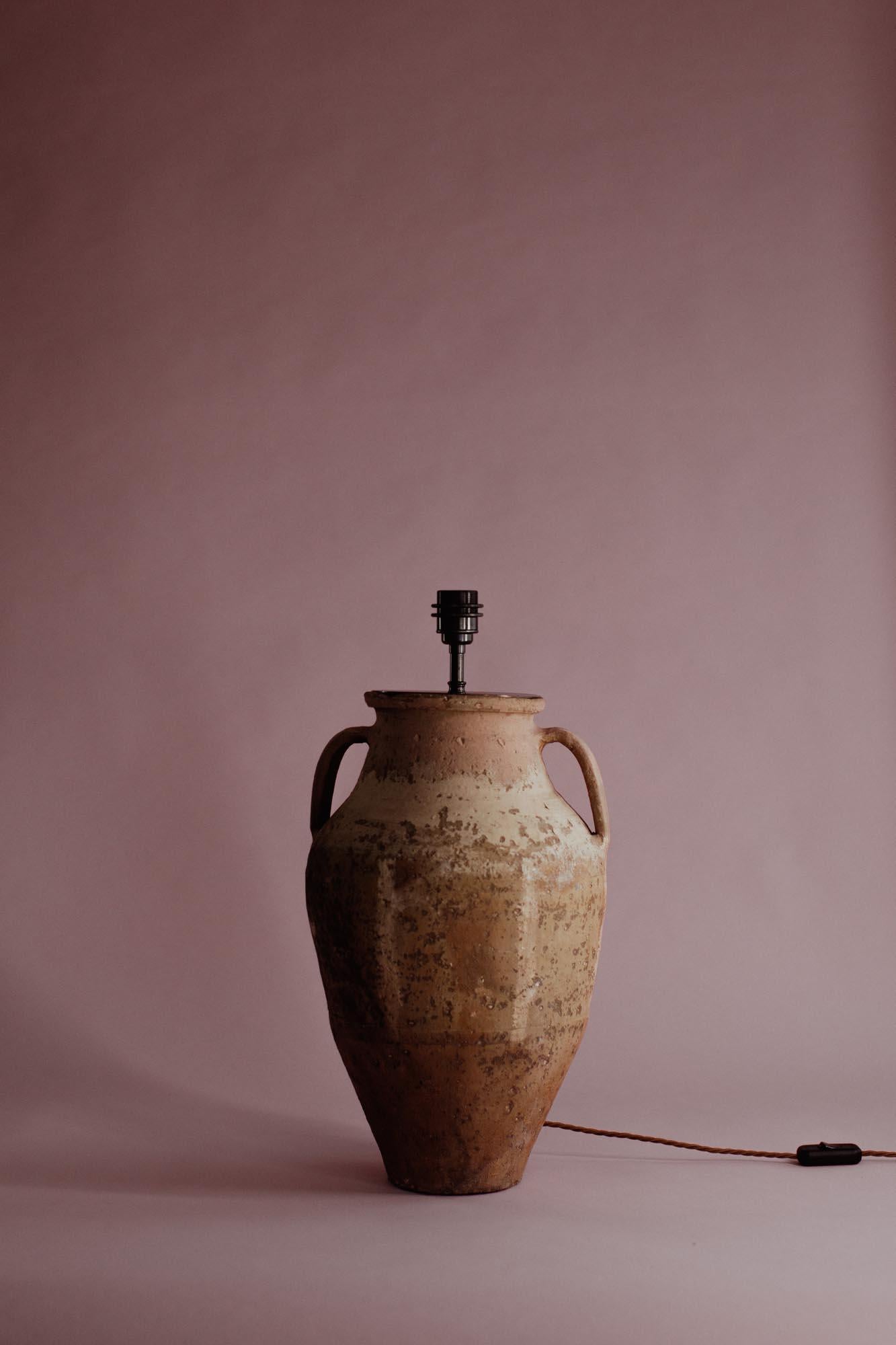 Description :
Ce vase en terre cuite d'Anatolie du XXe siècle incarne l'art de la poterie turque traditionnelle. Fabriqué à la main avec précision, son design à deux poignées et sa finition texturée soulignent ses origines utilitaires. Autrefois