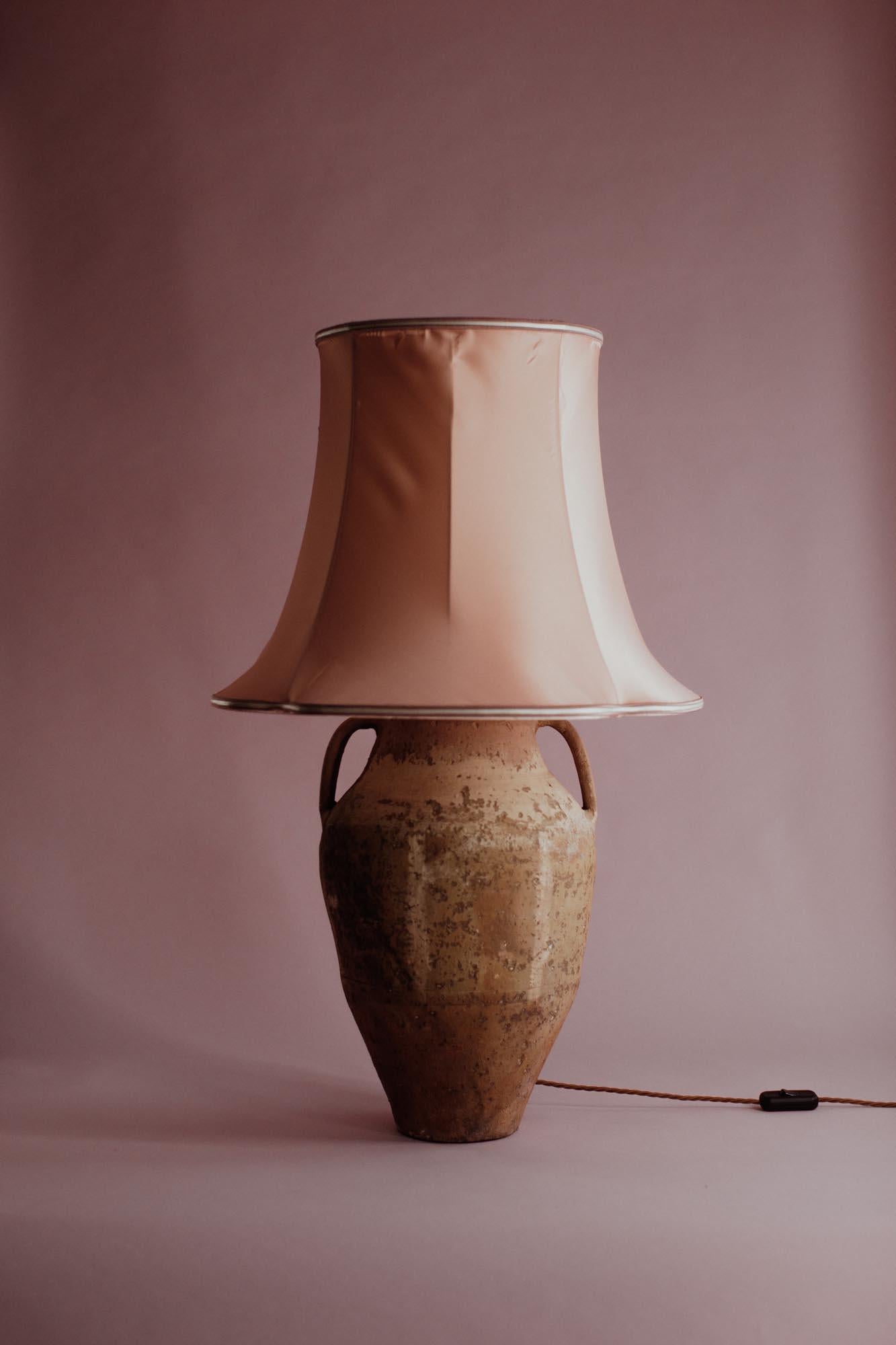 Rustique Lampe de table en terre cuite anatolienne du 20e siècle à deux poignées en vente