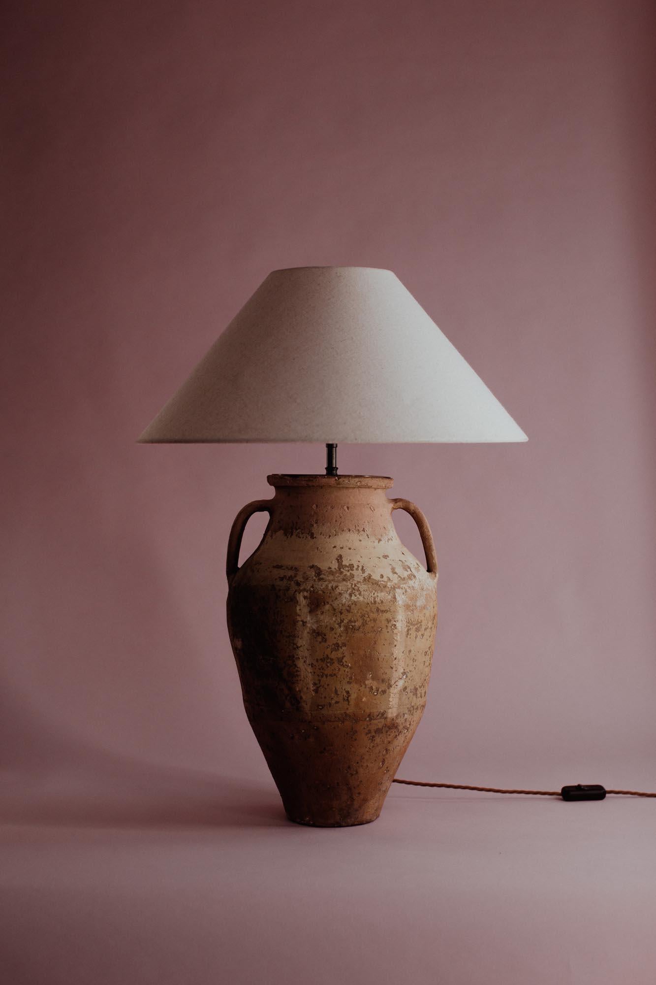 Turc Lampe de table en terre cuite anatolienne du 20e siècle à deux poignées en vente