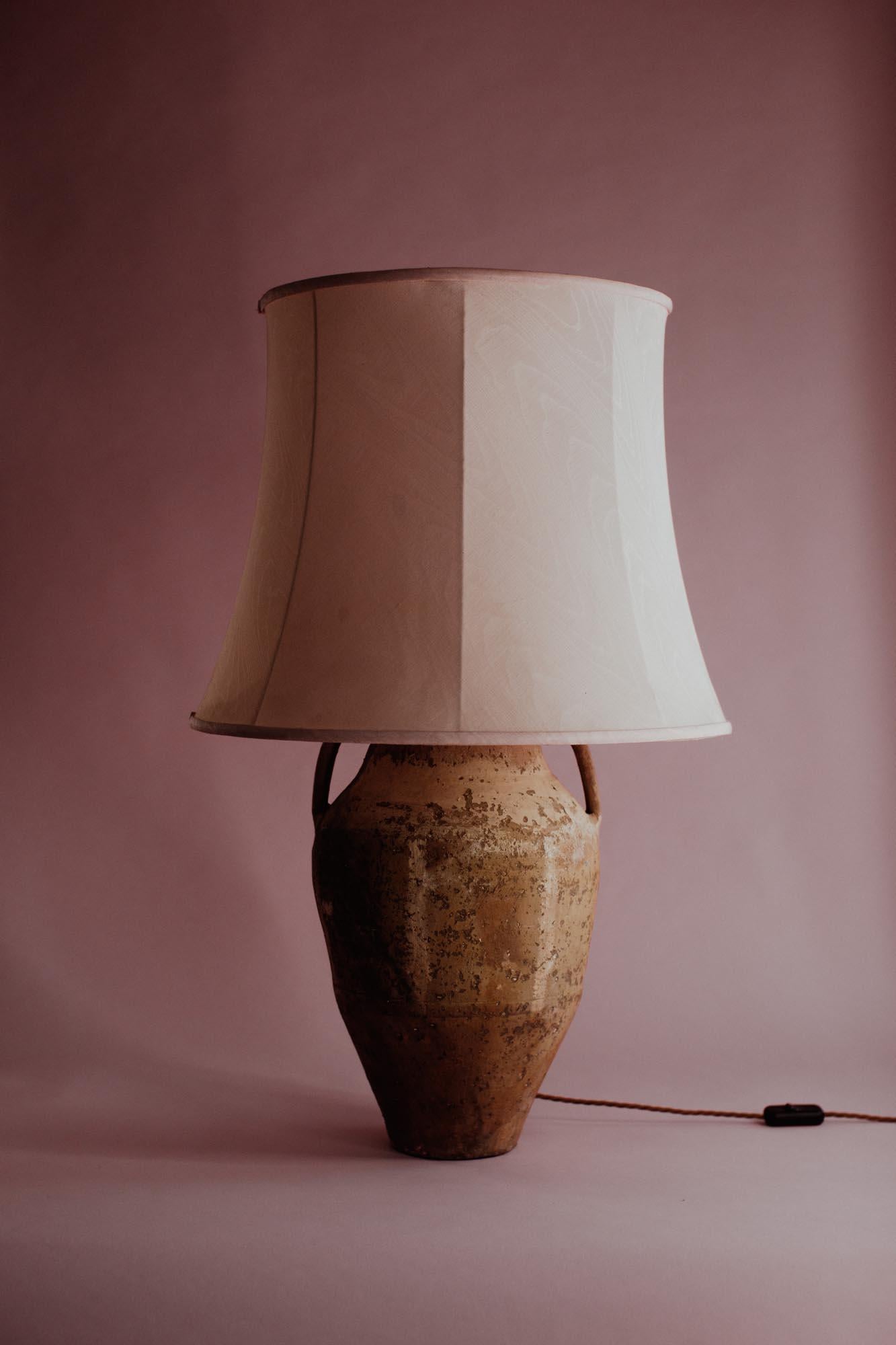 Sculpté à la main Lampe de table en terre cuite anatolienne du 20e siècle à deux poignées en vente