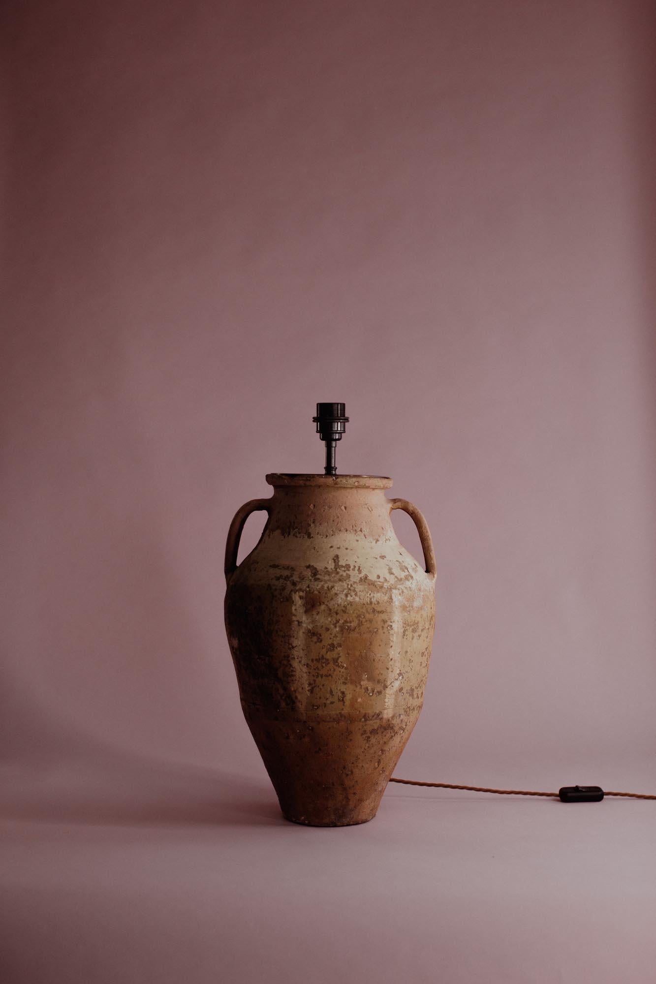 Lampe de table en terre cuite anatolienne du 20e siècle à deux poignées Bon état - En vente à London, GB