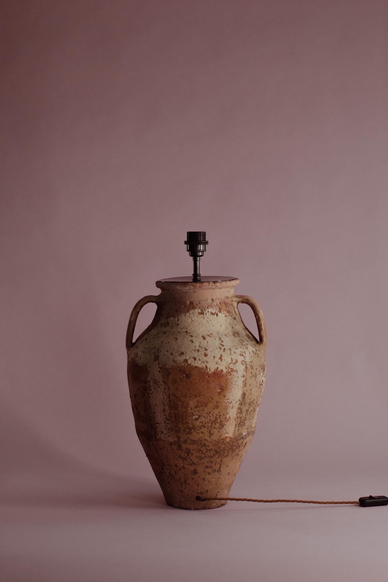 Lampe de table en terre cuite anatolienne du 20e siècle à deux poignées en vente 1
