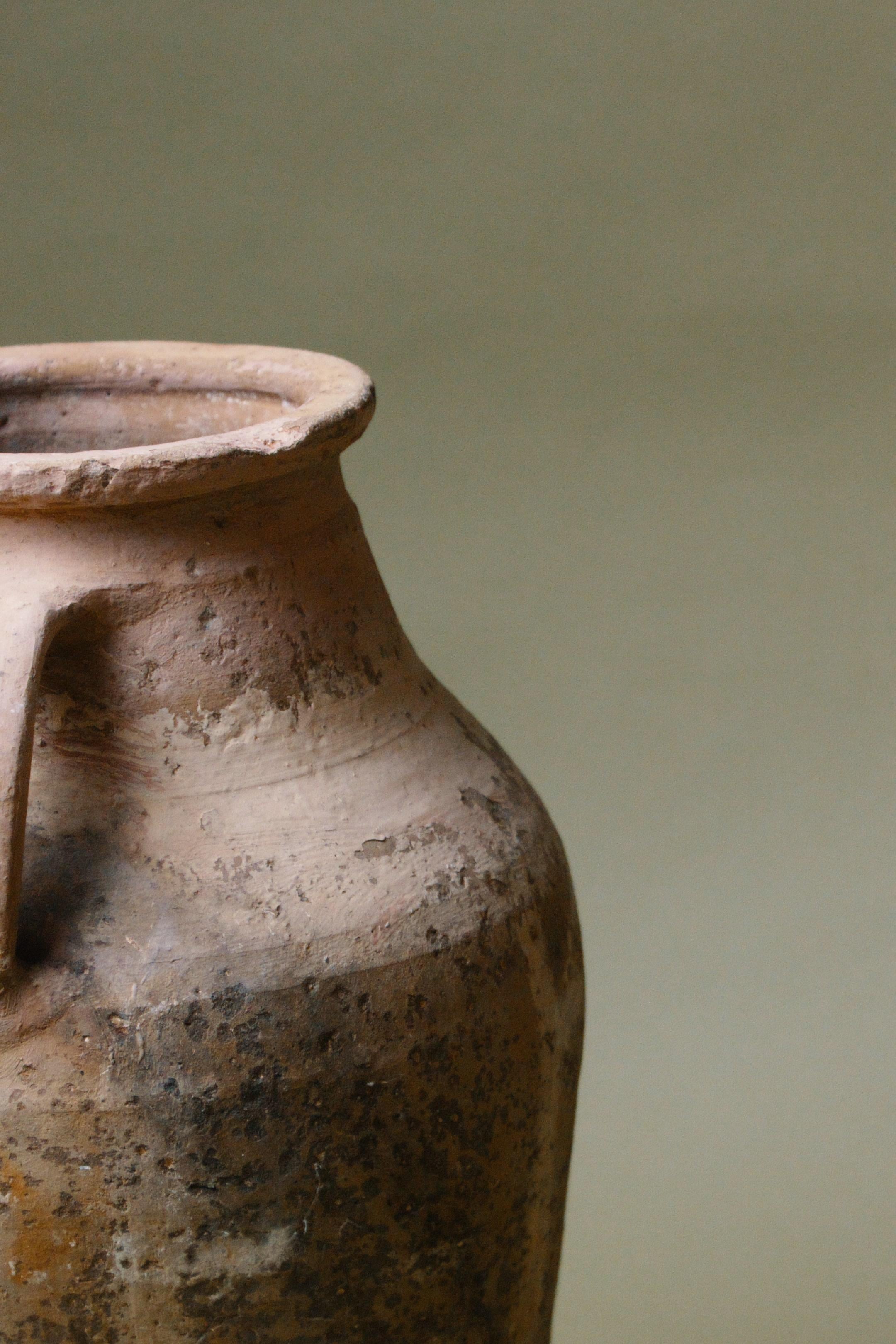 Descrizione:
Questo vaso in terracotta anatolica del XX secolo incarna l'arte della ceramica tradizionale turca. Realizzato a mano con precisione, il suo design a due manici e la finitura strutturata ne evidenziano le origini utilitaristiche.