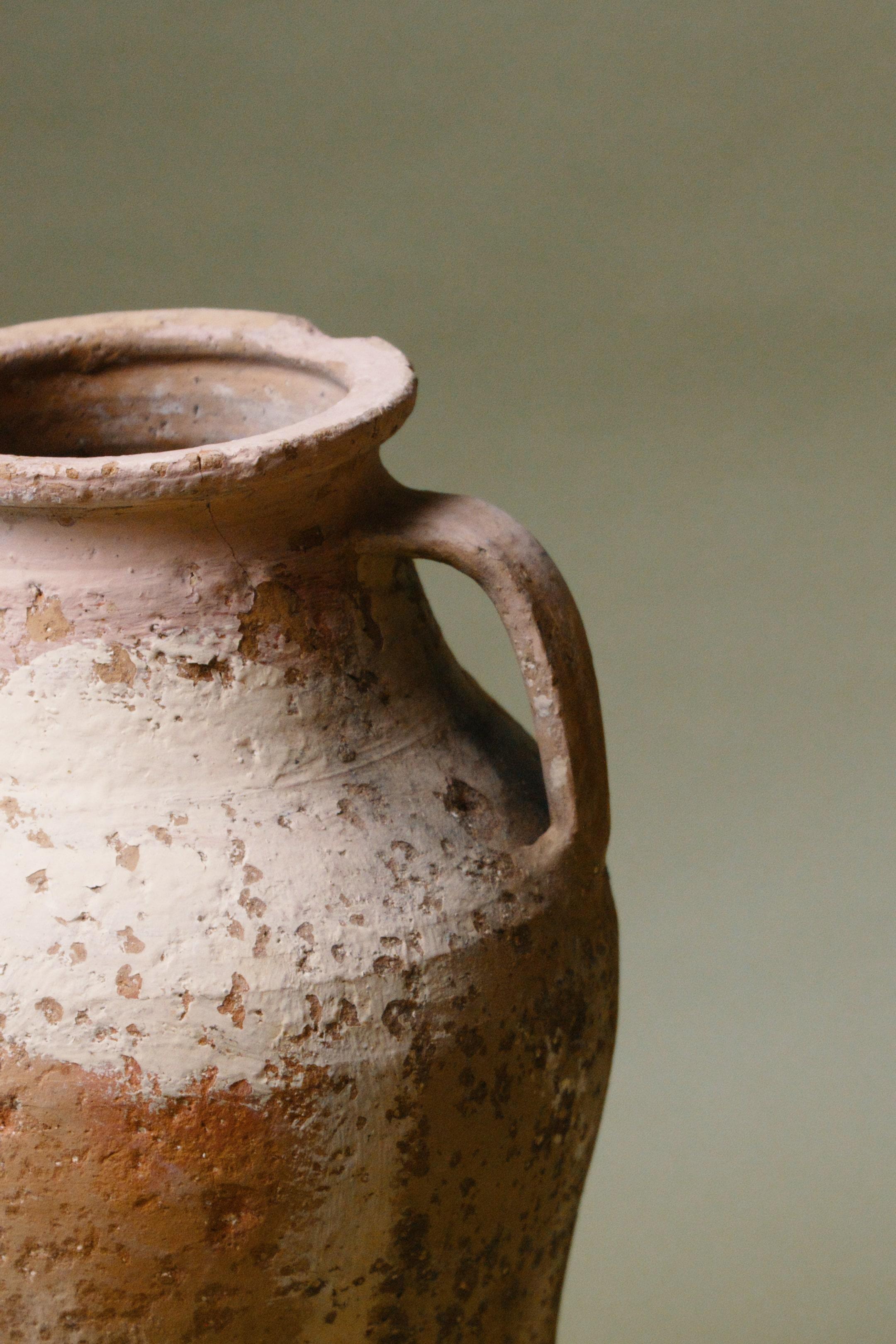 Intagliato a mano Vaso in terracotta a due manici dell'Anatolia del XX secolo in vendita