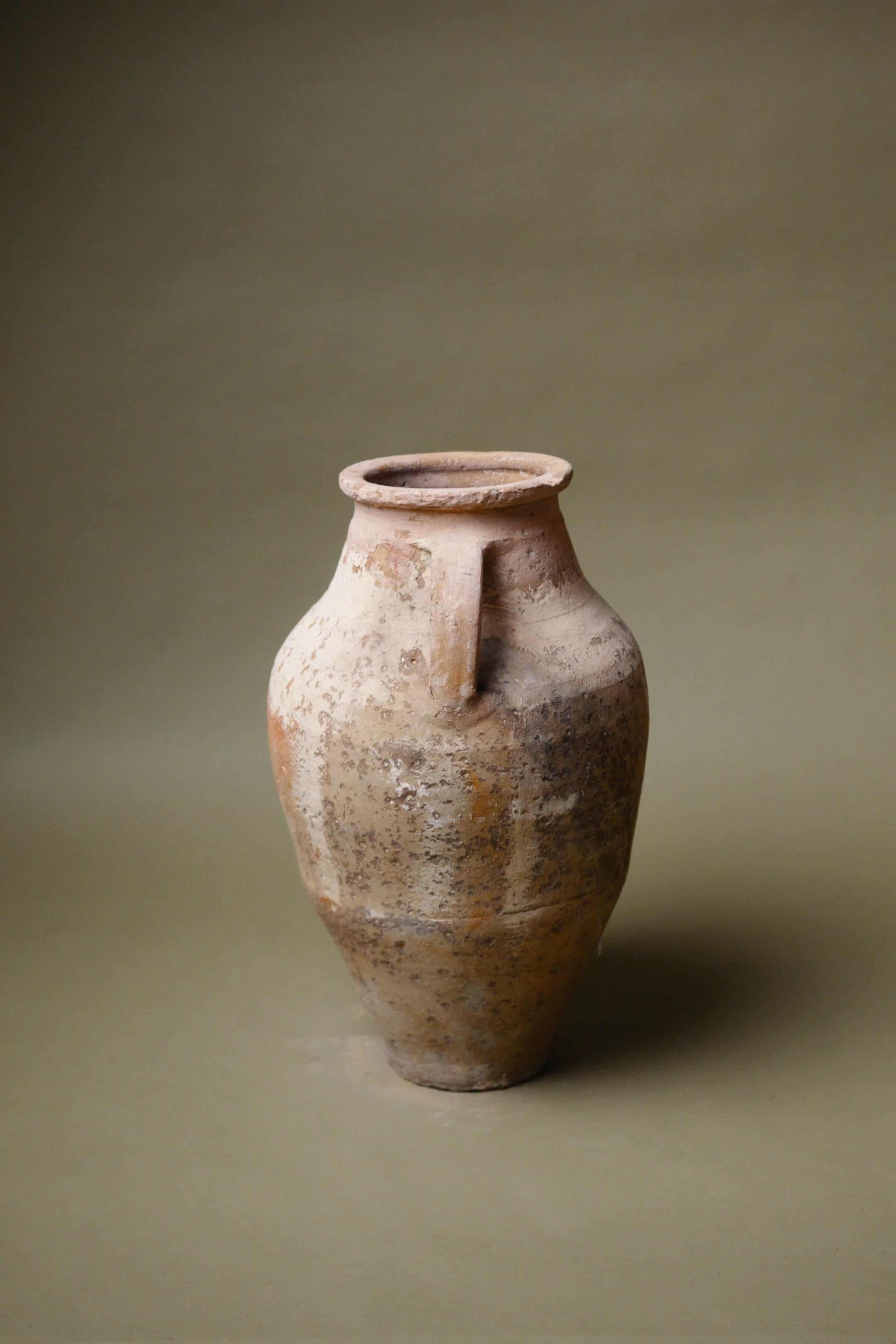 Vaso in terracotta a due manici dell'Anatolia del XX secolo In condizioni buone in vendita a London, GB
