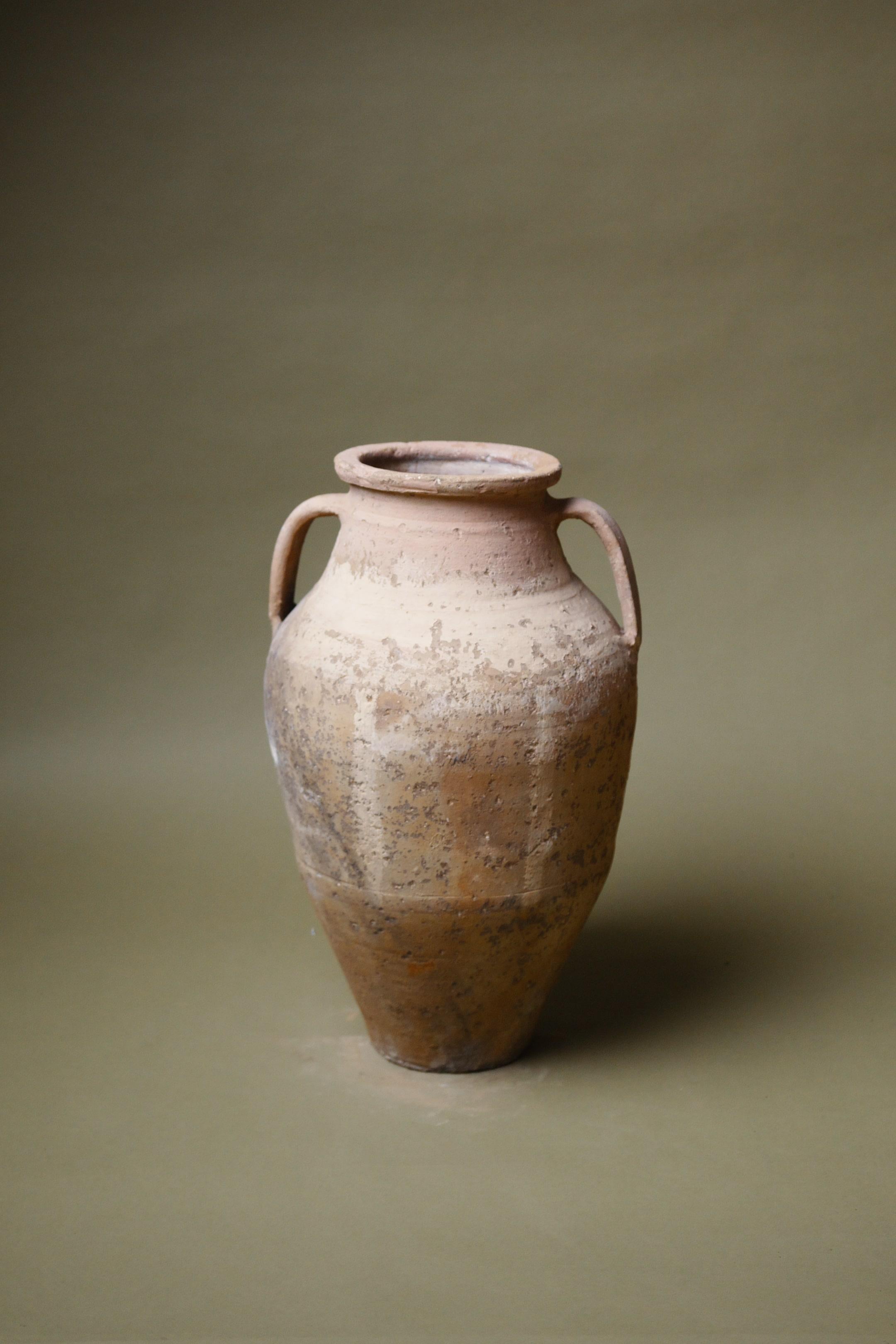 Metà XX secolo Vaso in terracotta a due manici dell'Anatolia del XX secolo in vendita