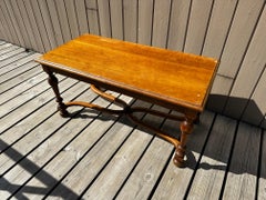 Mesa de centro de nogal de André Mailfert del siglo XX con el sello de la salamandra