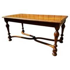 Mesa de centro de nogal de André Mailfert del siglo XX con el sello de la salamandra