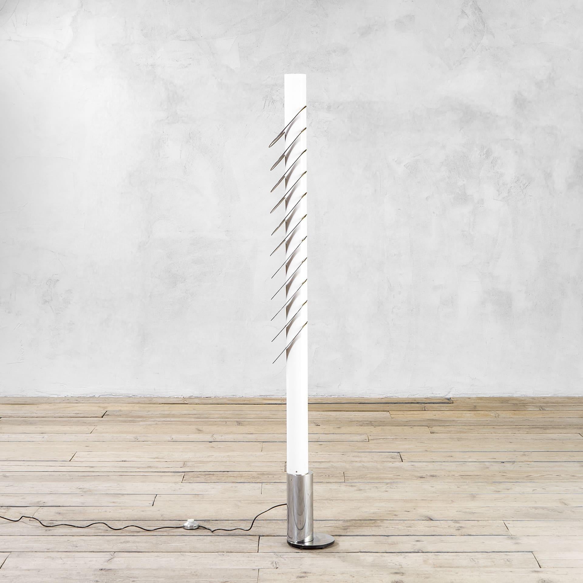 Angelo Lelii est devenu un designer influent dans l'Italie de l'après-guerre, notamment dans le domaine de la conception d'éclairages modernes. En 1947, il a fondé Arredoluce, un important fabricant de meubles et de luminaires.
Les lampes et objets