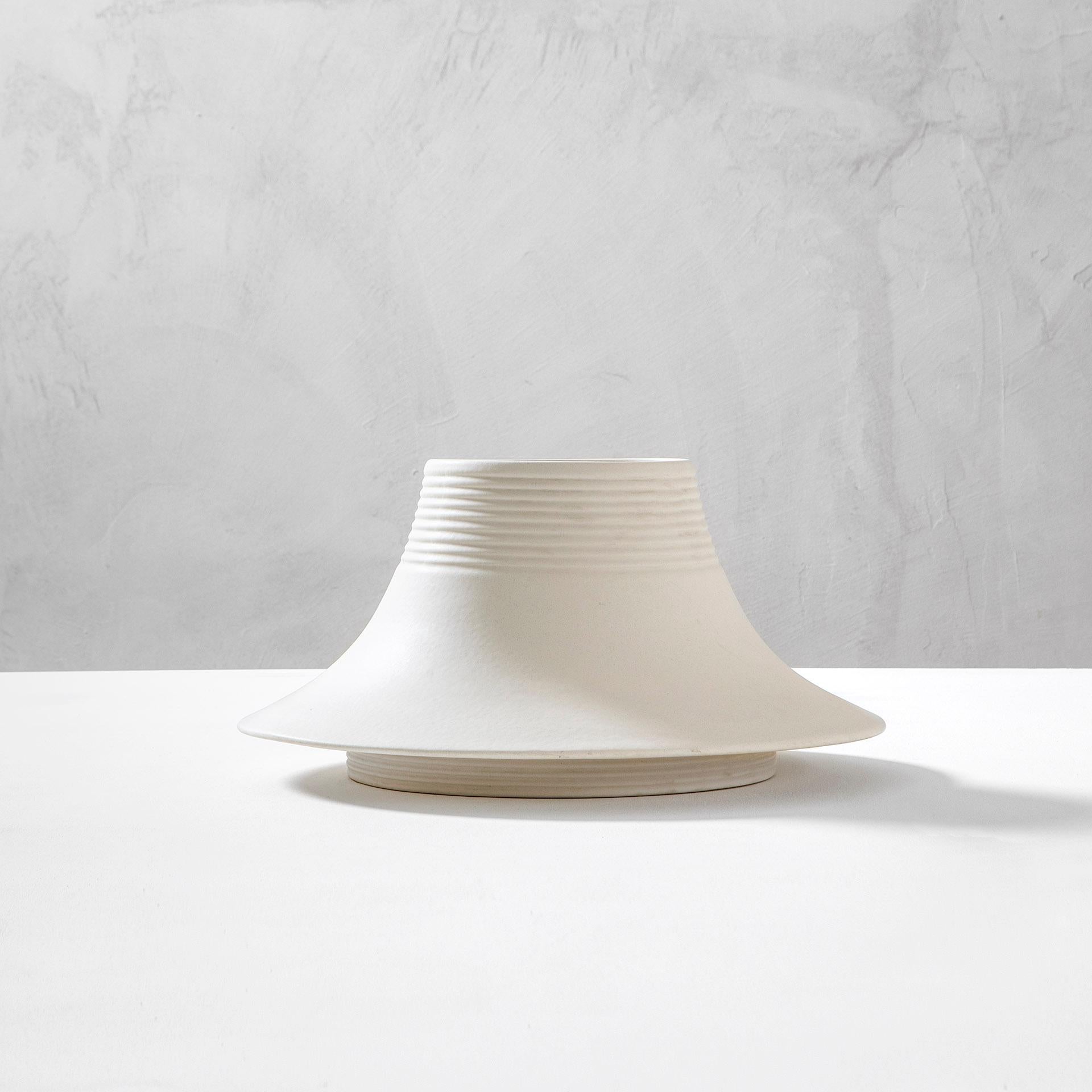 Pièce maîtresse minimale et magnifique conçue par le maître italien Angelo Mangiarotti. Le vase a été conçu à la fin des années 70 pour Gabbianelli et il est entièrement en céramique émaillée. 
Très bon état, entièrement d'origine. Présence de la