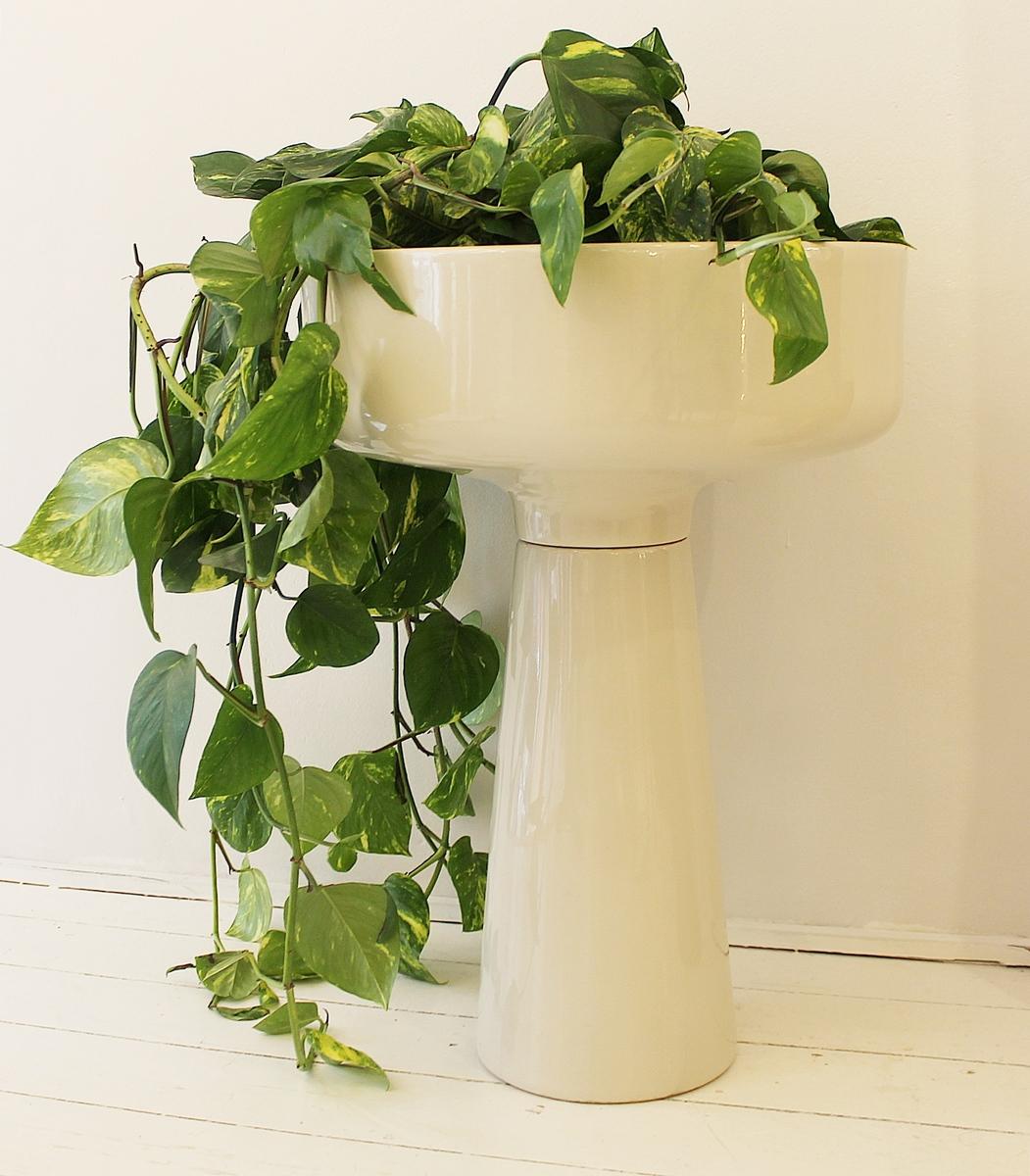 20th century white glazed ceramic flowerpot by Angelo Mangiarotti.
Production Brothers Brambilla, circa 1968, Italy.
 