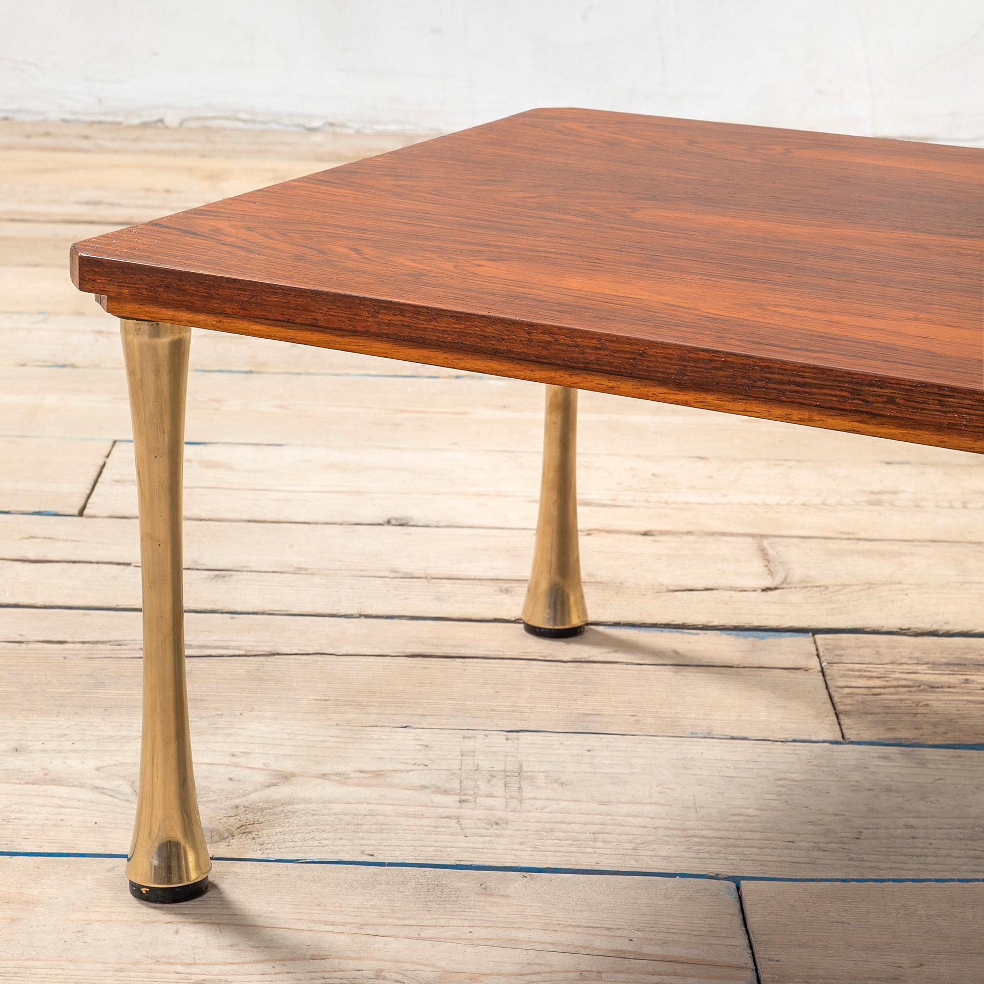Italian 20e siècle, Angelo Mangiarotti Table basse en bois et laiton en vente