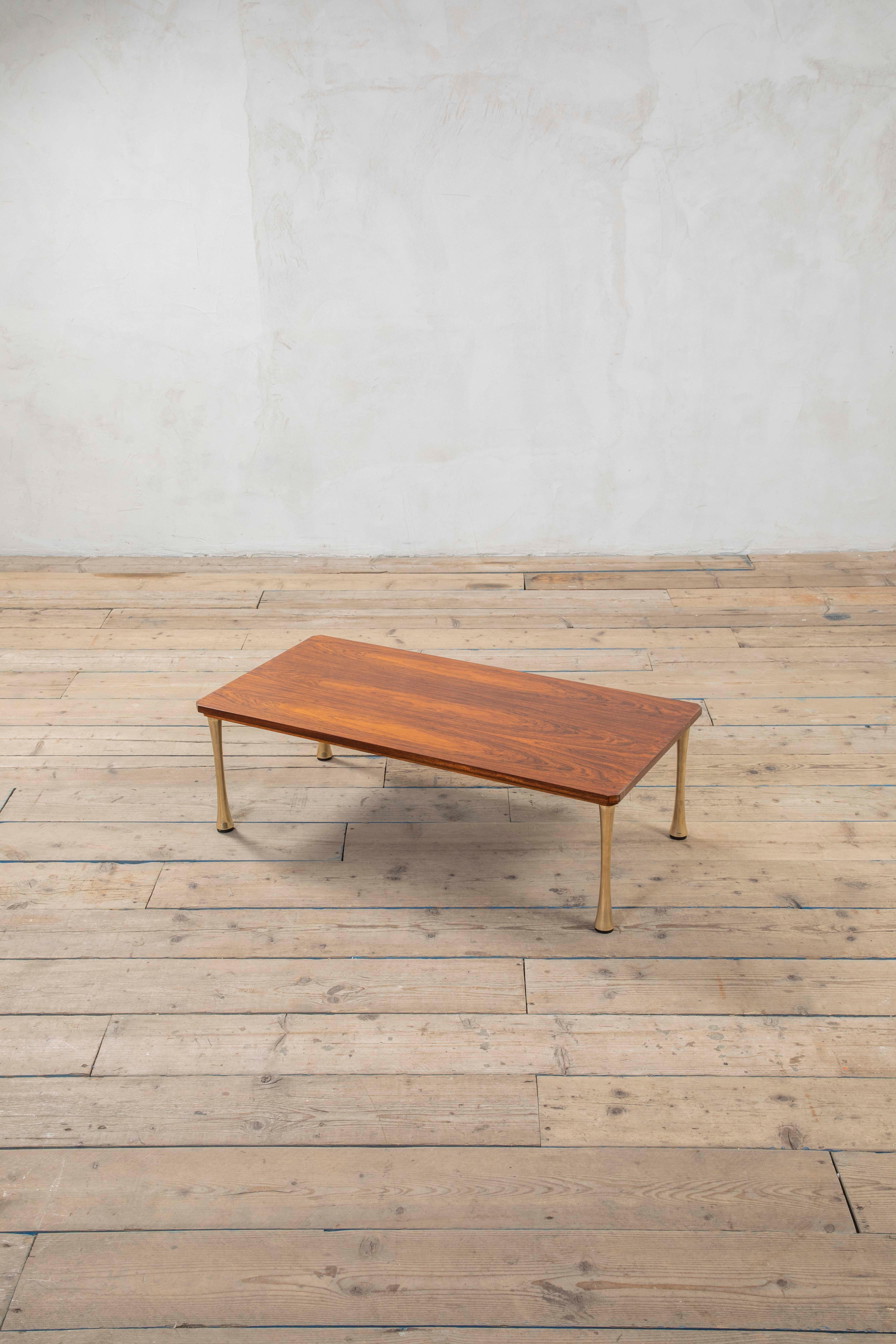 Laiton 20e siècle, Angelo Mangiarotti Table basse en bois et laiton en vente