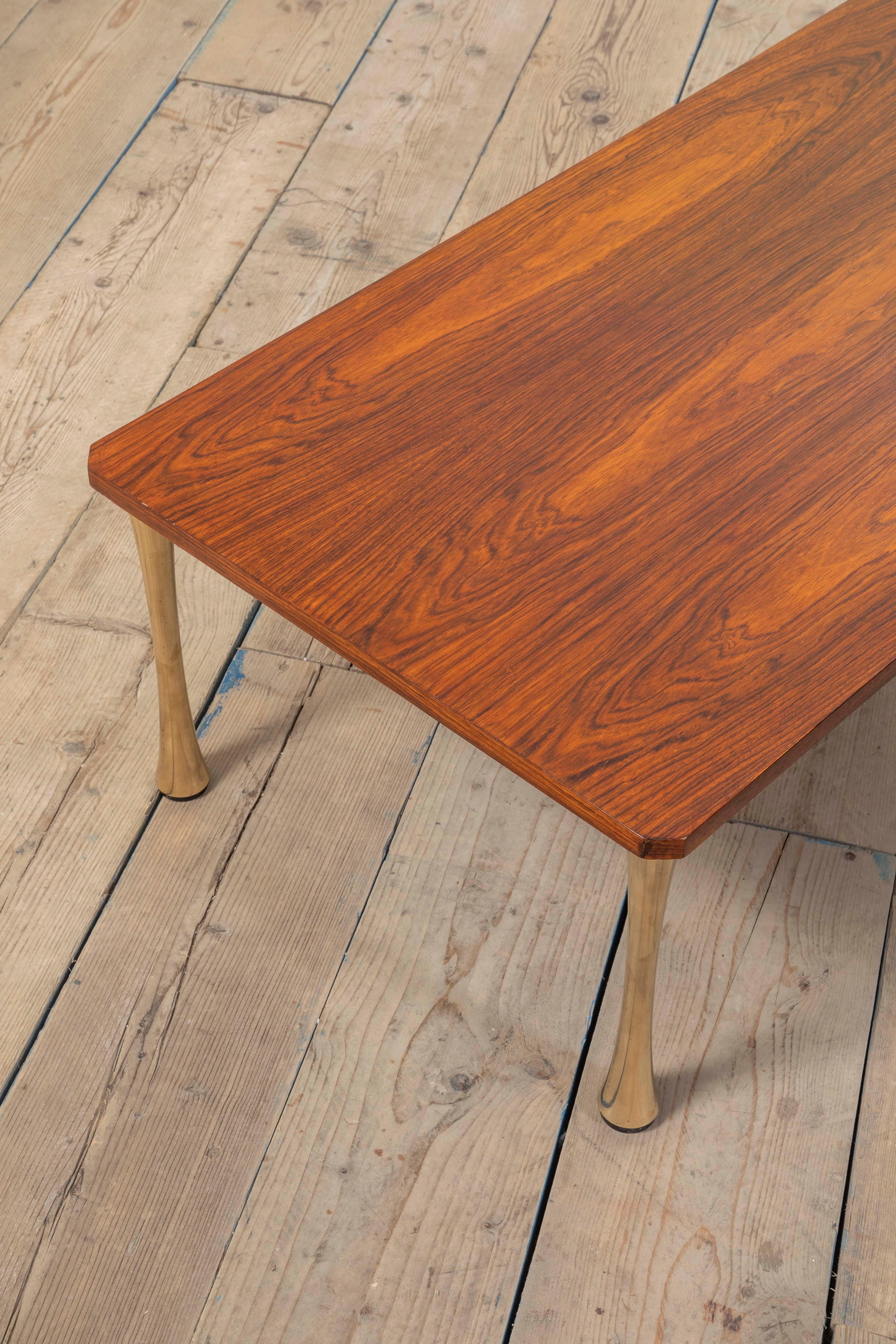 20e siècle, Angelo Mangiarotti Table basse en bois et laiton en vente 1