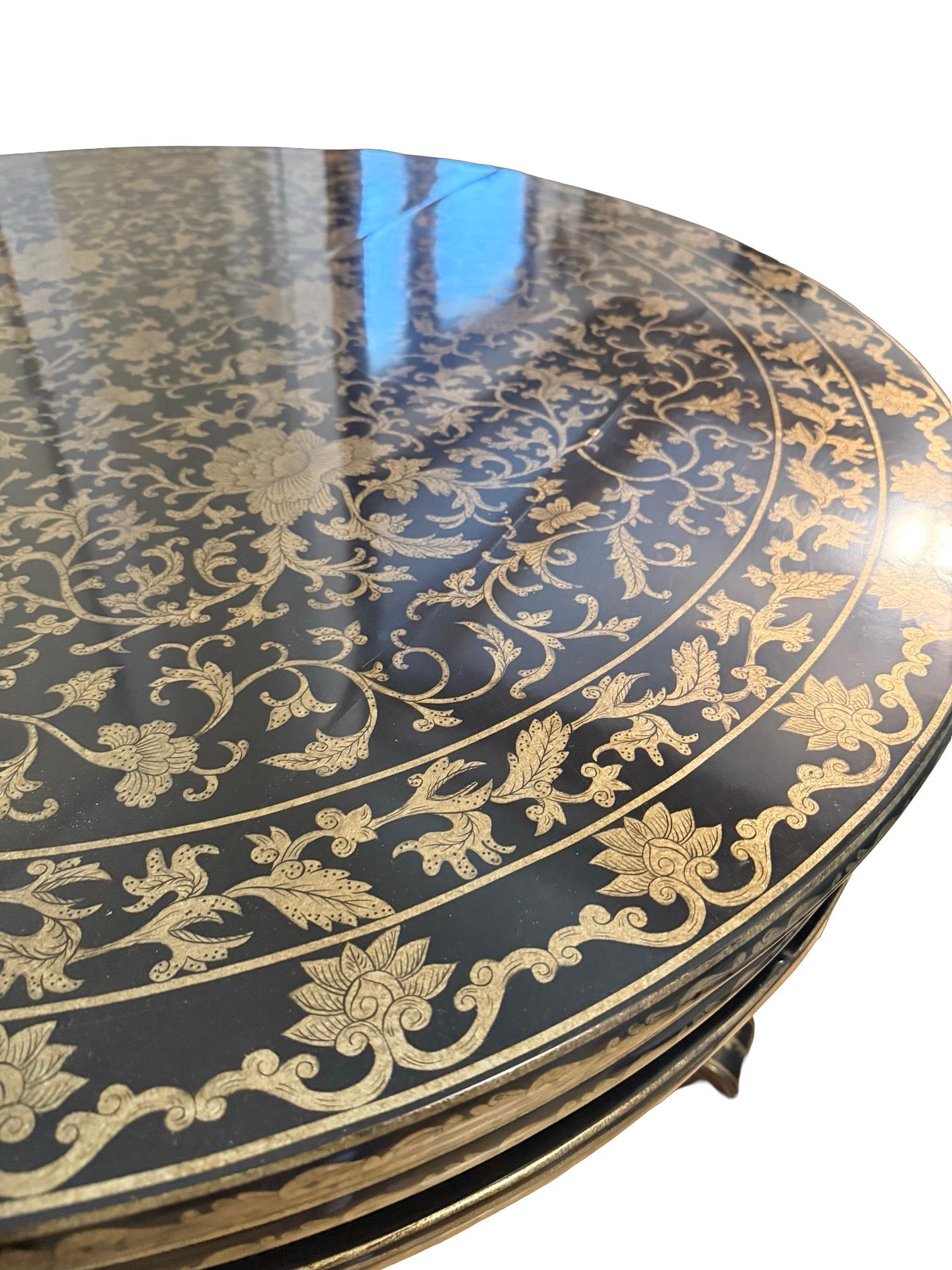 Mesa Circular Estilo Angloindio Siglo XX Laca Negra y Parcela Dorada en venta 4