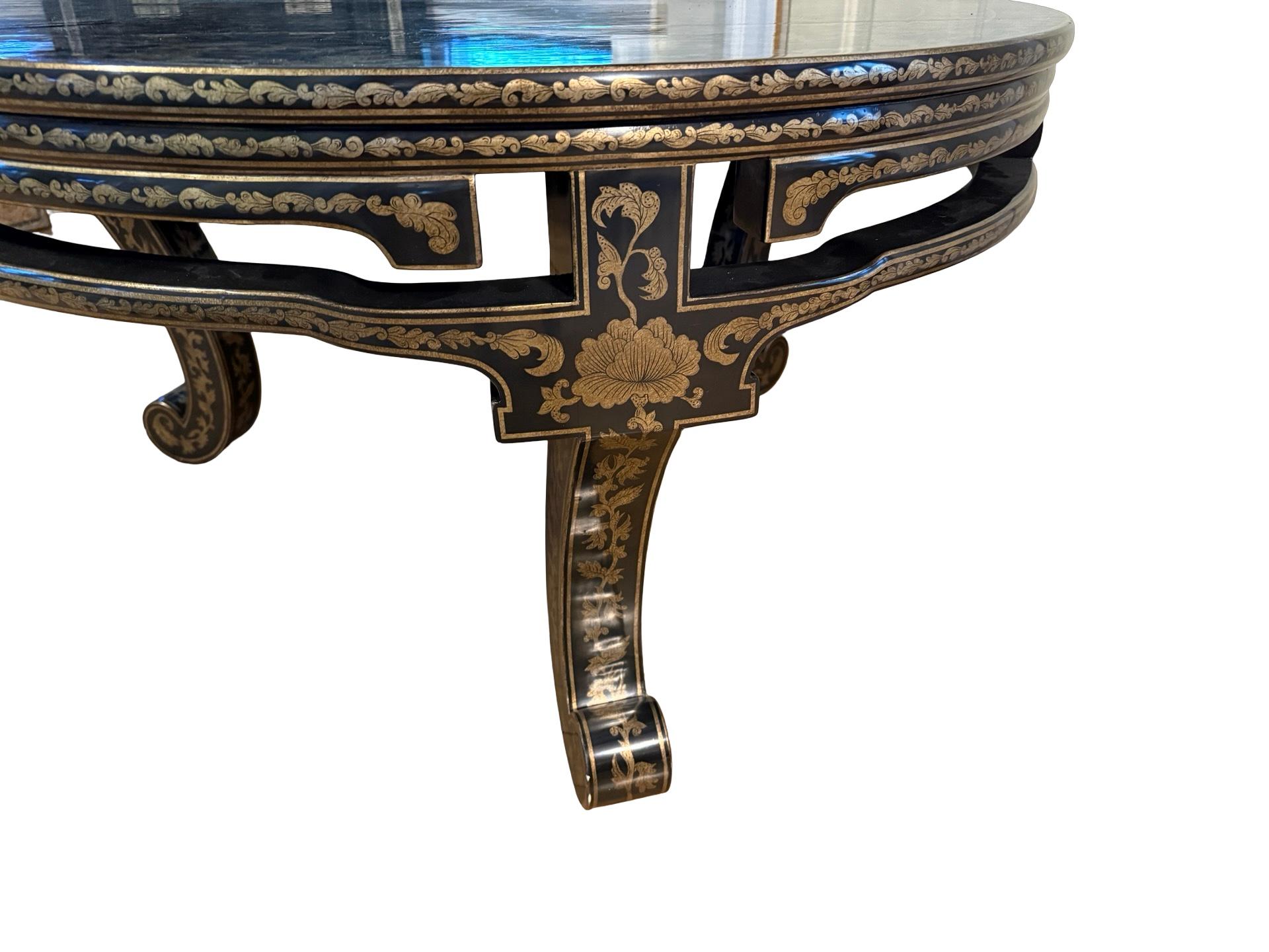 Mesa Circular Estilo Angloindio Siglo XX Laca Negra y Parcela Dorada Indio en venta