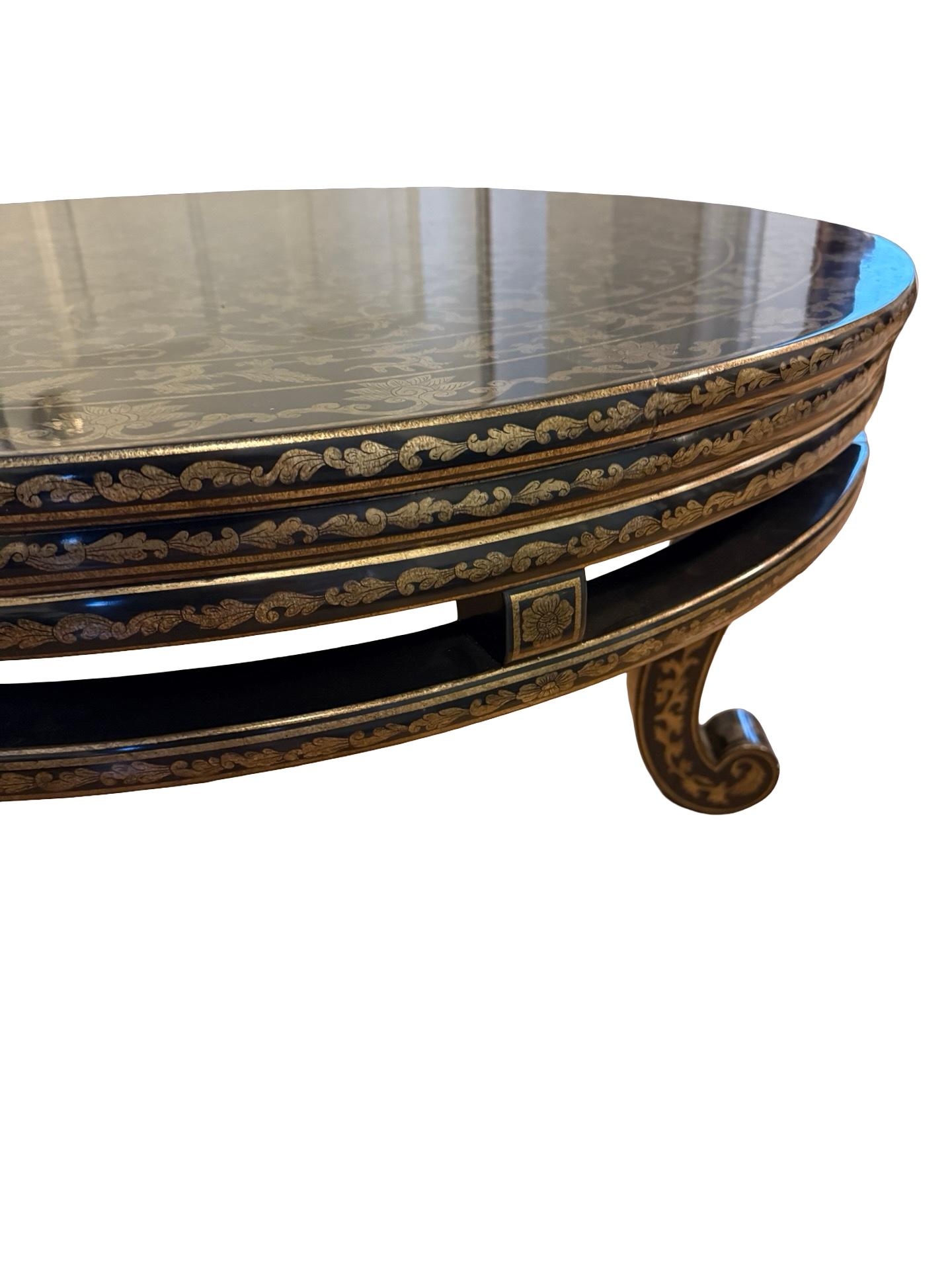 Mesa Circular Estilo Angloindio Siglo XX Laca Negra y Parcela Dorada siglo XX en venta