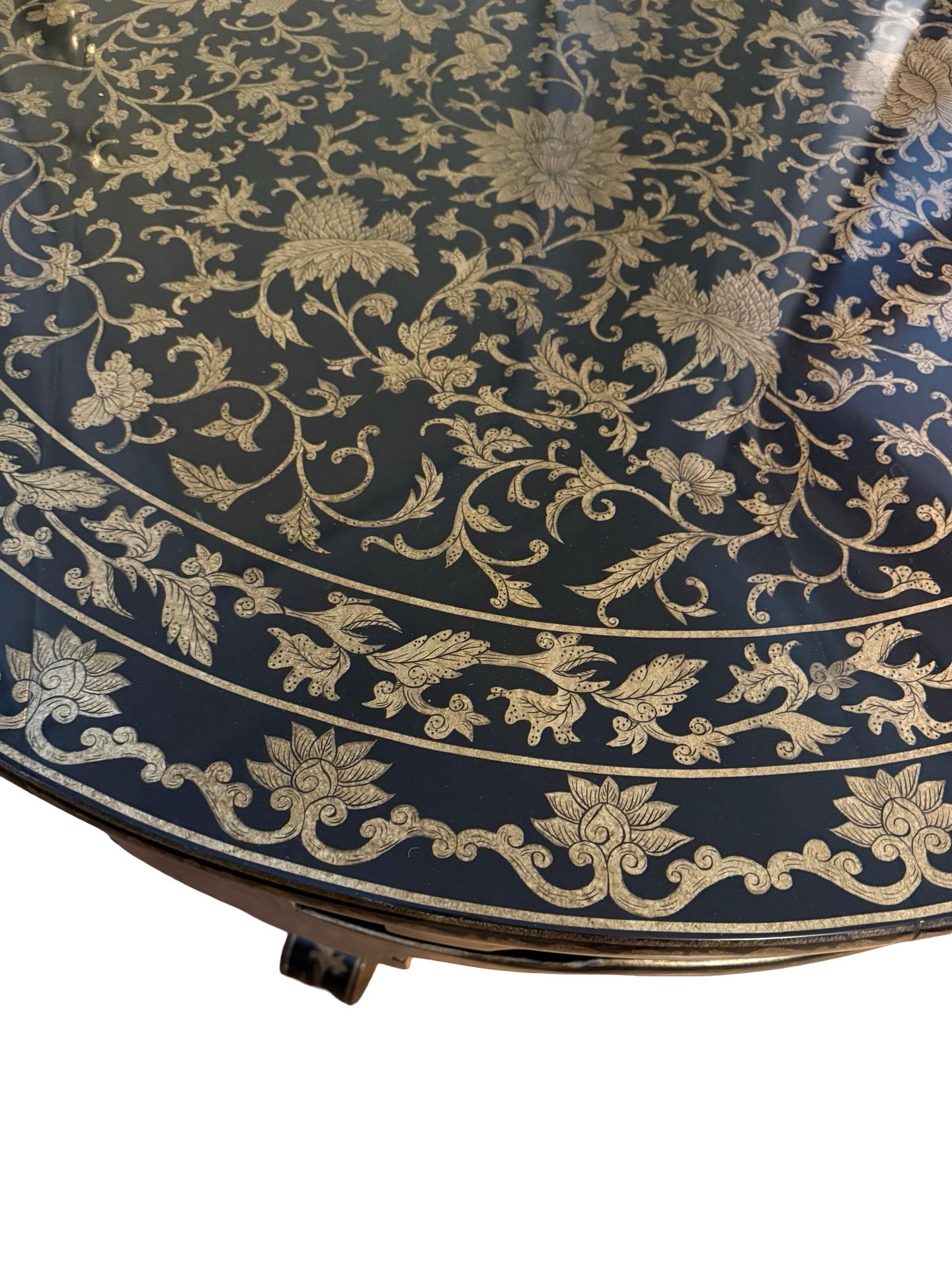 Mesa Circular Estilo Angloindio Siglo XX Laca Negra y Parcela Dorada en venta 2