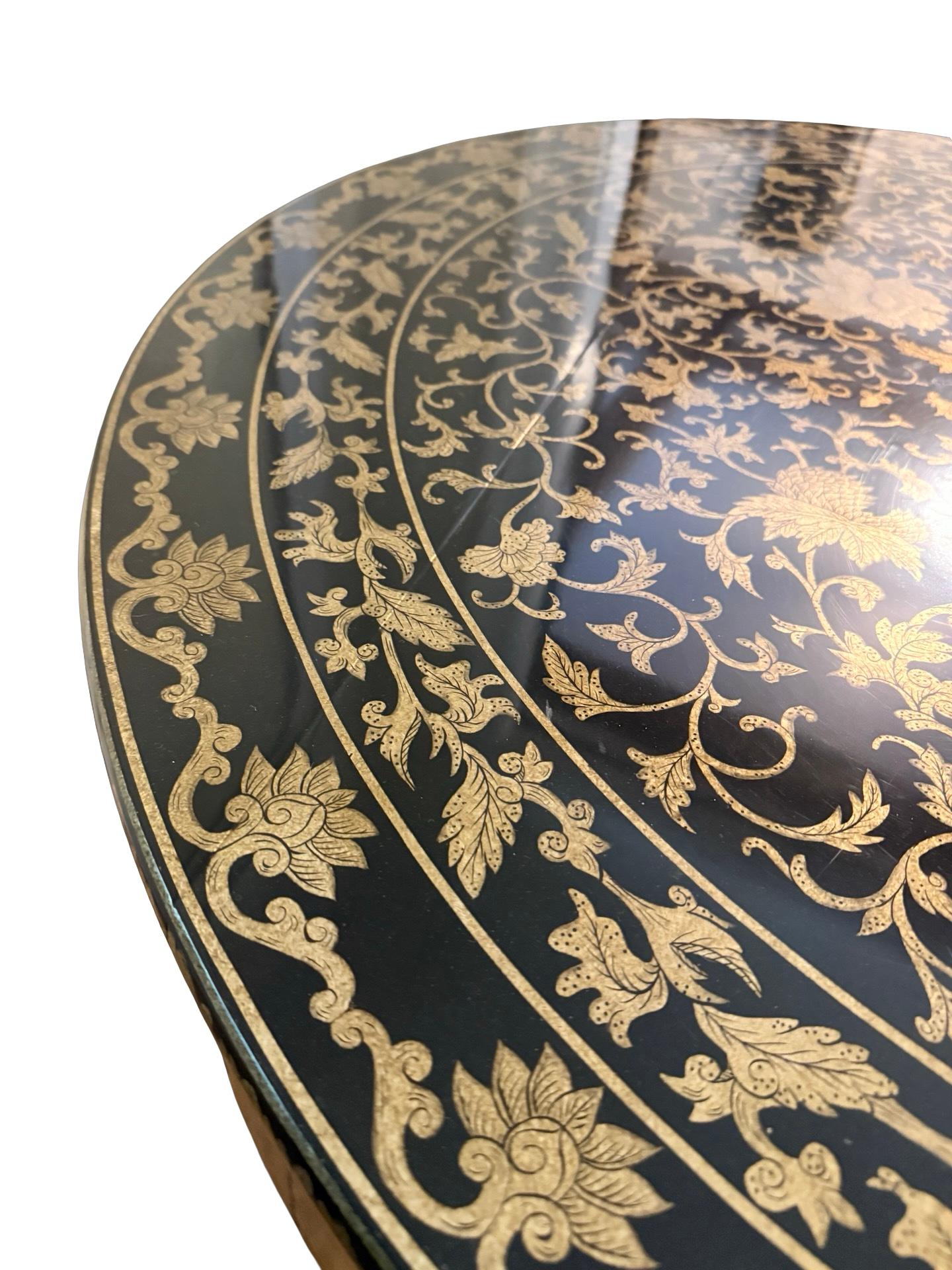 Mesa Circular Estilo Angloindio Siglo XX Laca Negra y Parcela Dorada en venta 3