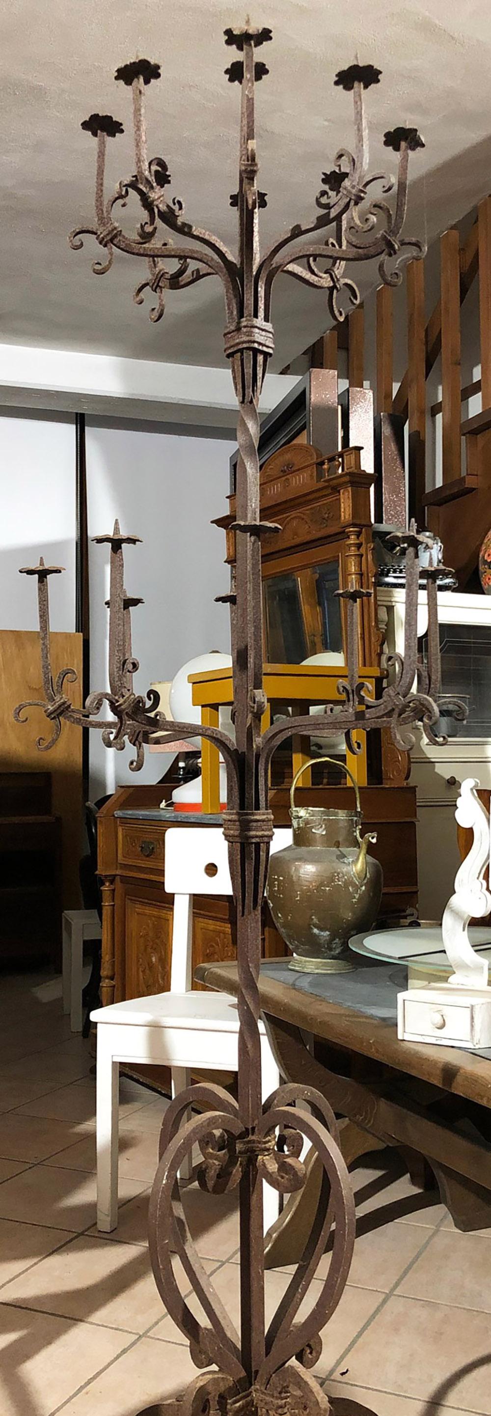 Antique 17-place candleholder in wrought iron, original by design, very heavy.

Size: Height 185, diameter 70.