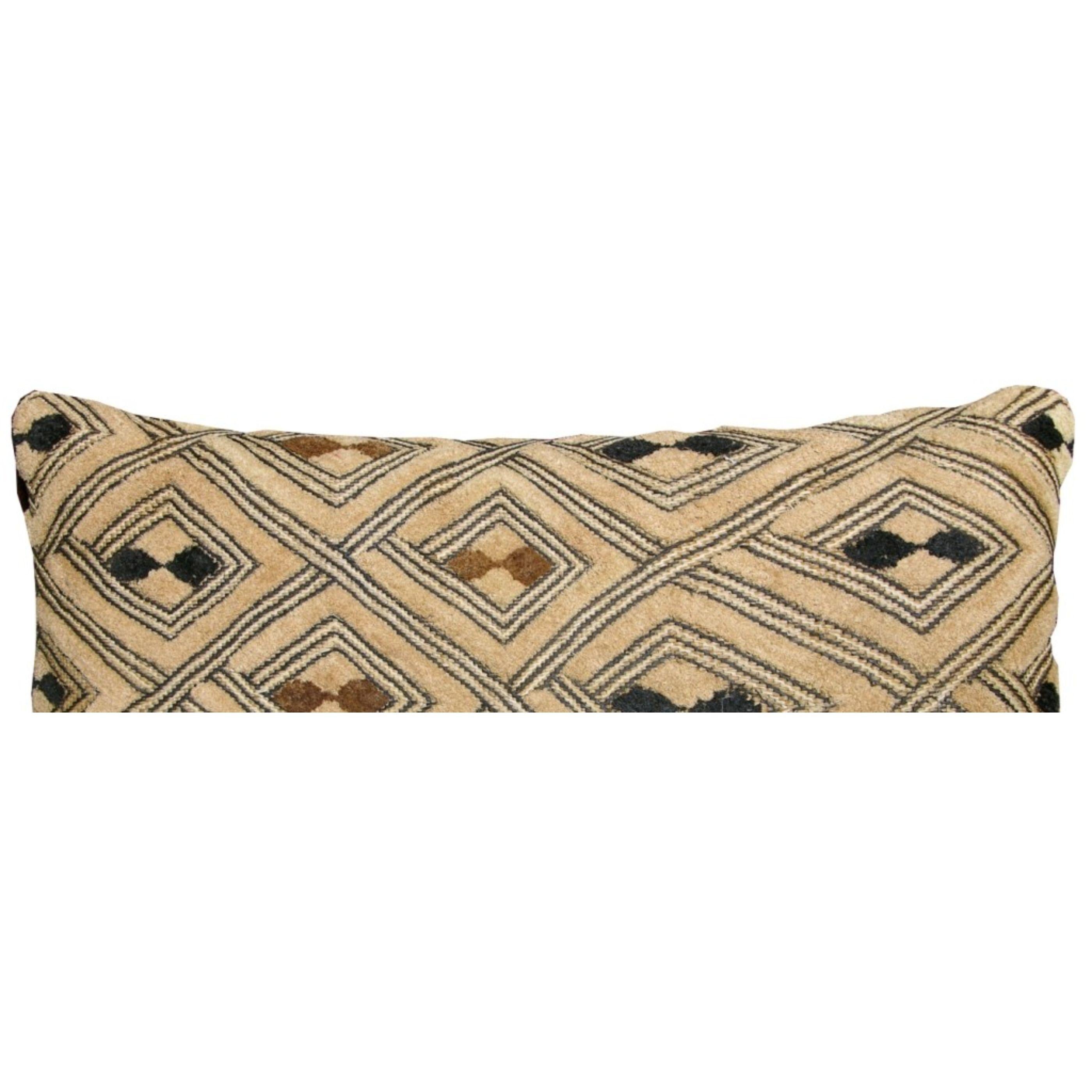 20th Century Antique Araffia Velvet Textile Pillow In Good Condition For Sale In Los Angeles, US
