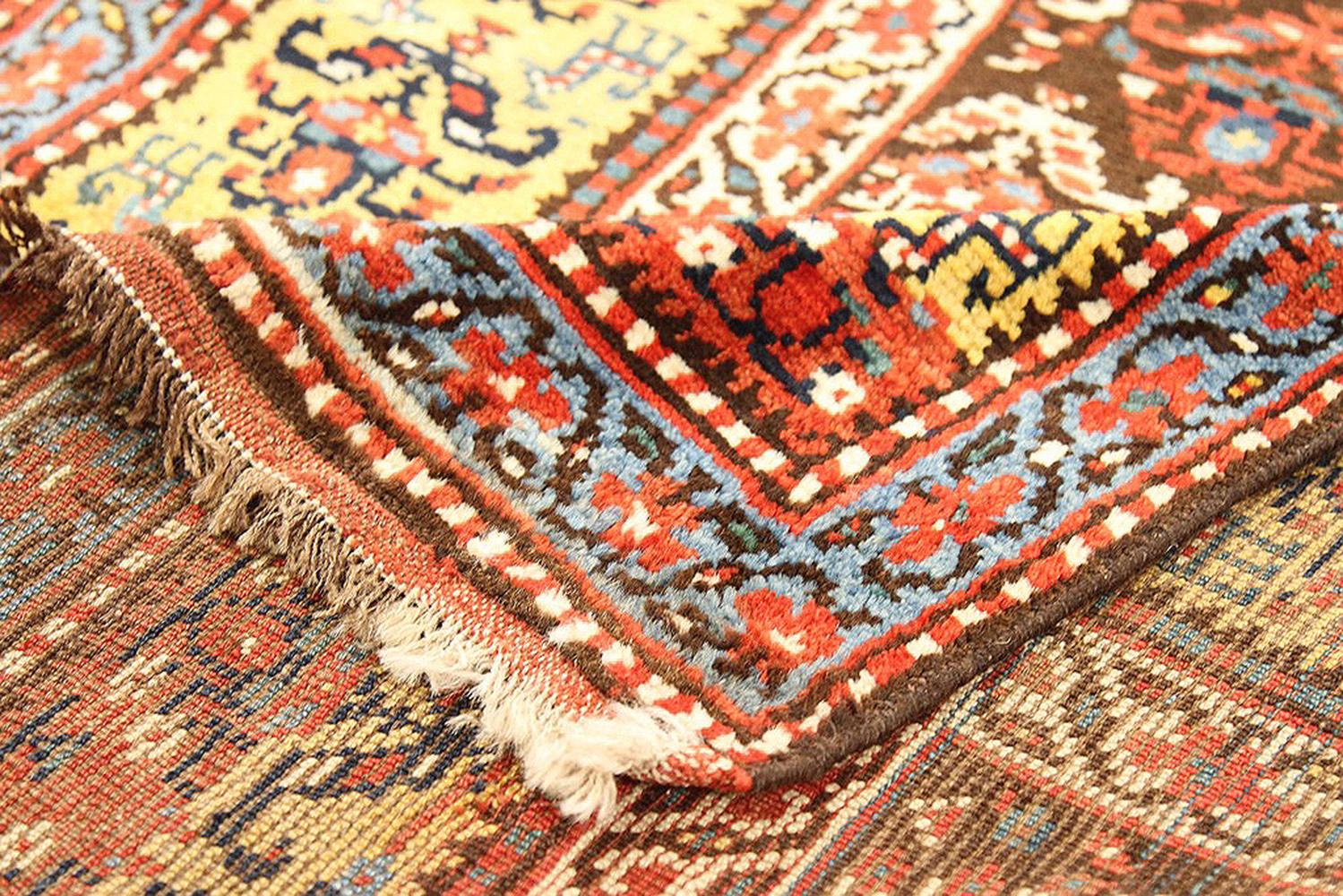 antiker aserbaidschanischer Läufer aus dem 20. Jahrhundert mit bunten Blumenmotiven über und über (Islamisch) im Angebot