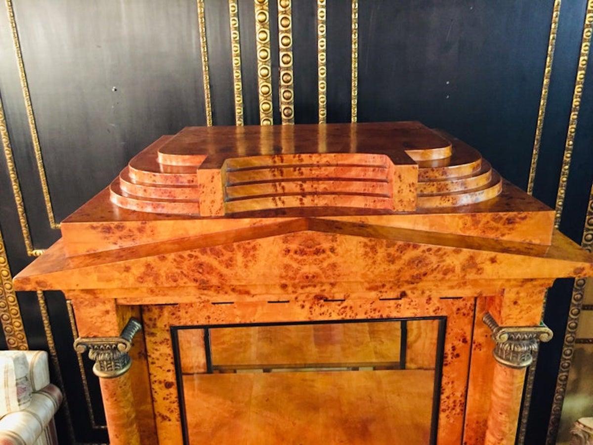 Vitrine à trois faces en verre de style Biedermeier du 20e siècle Érable piqué en vente 6