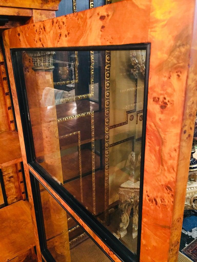 Dreiseitiges antikes Glasvitrine-Vogelaugenahorn im Biedermeier-Stil des 20. Jahrhunderts  (Holz) im Angebot