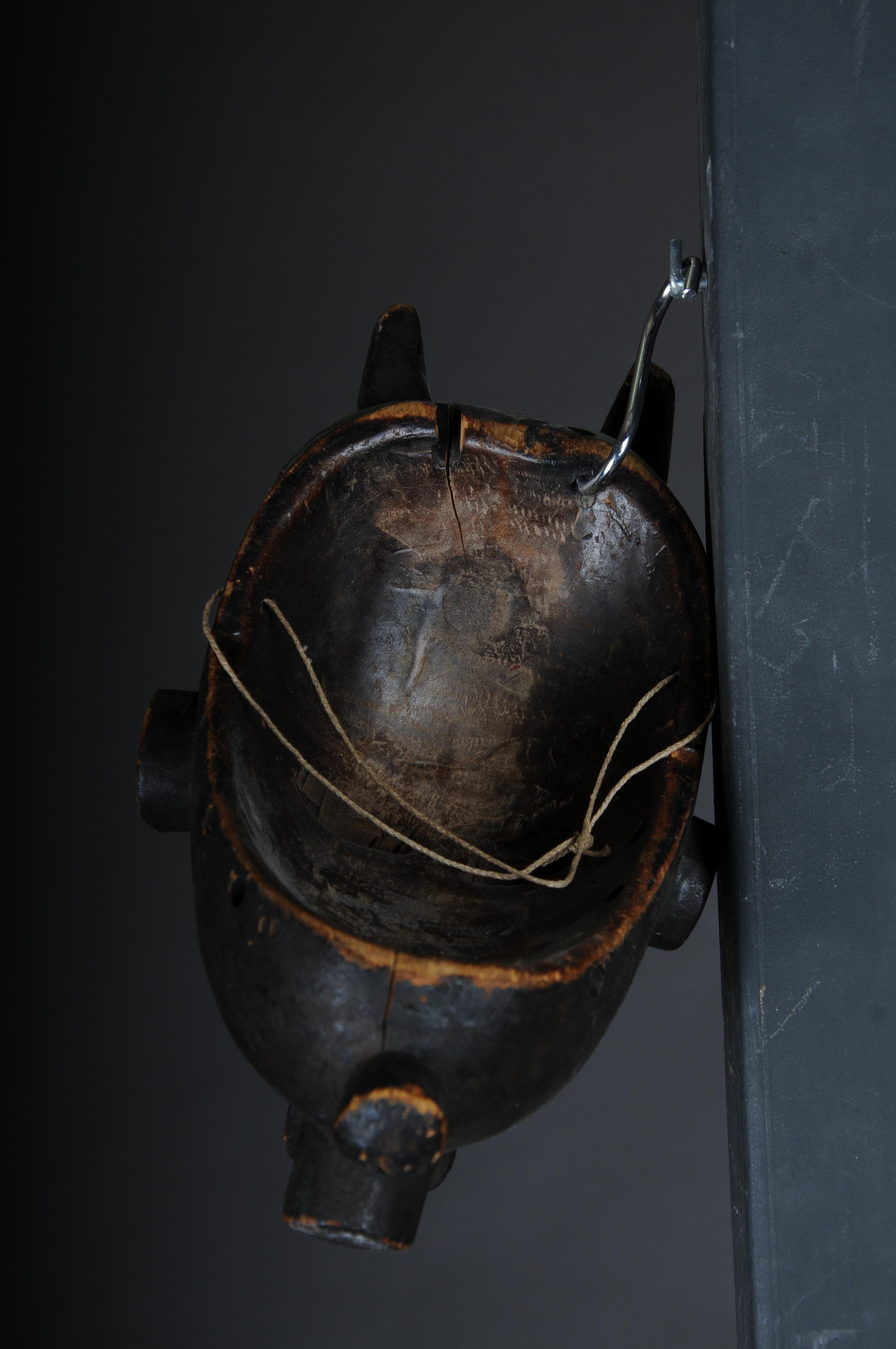 20. Jahrhundert Antike geschnitzte Holzmaske, Afrikanische Kunst im Angebot 4