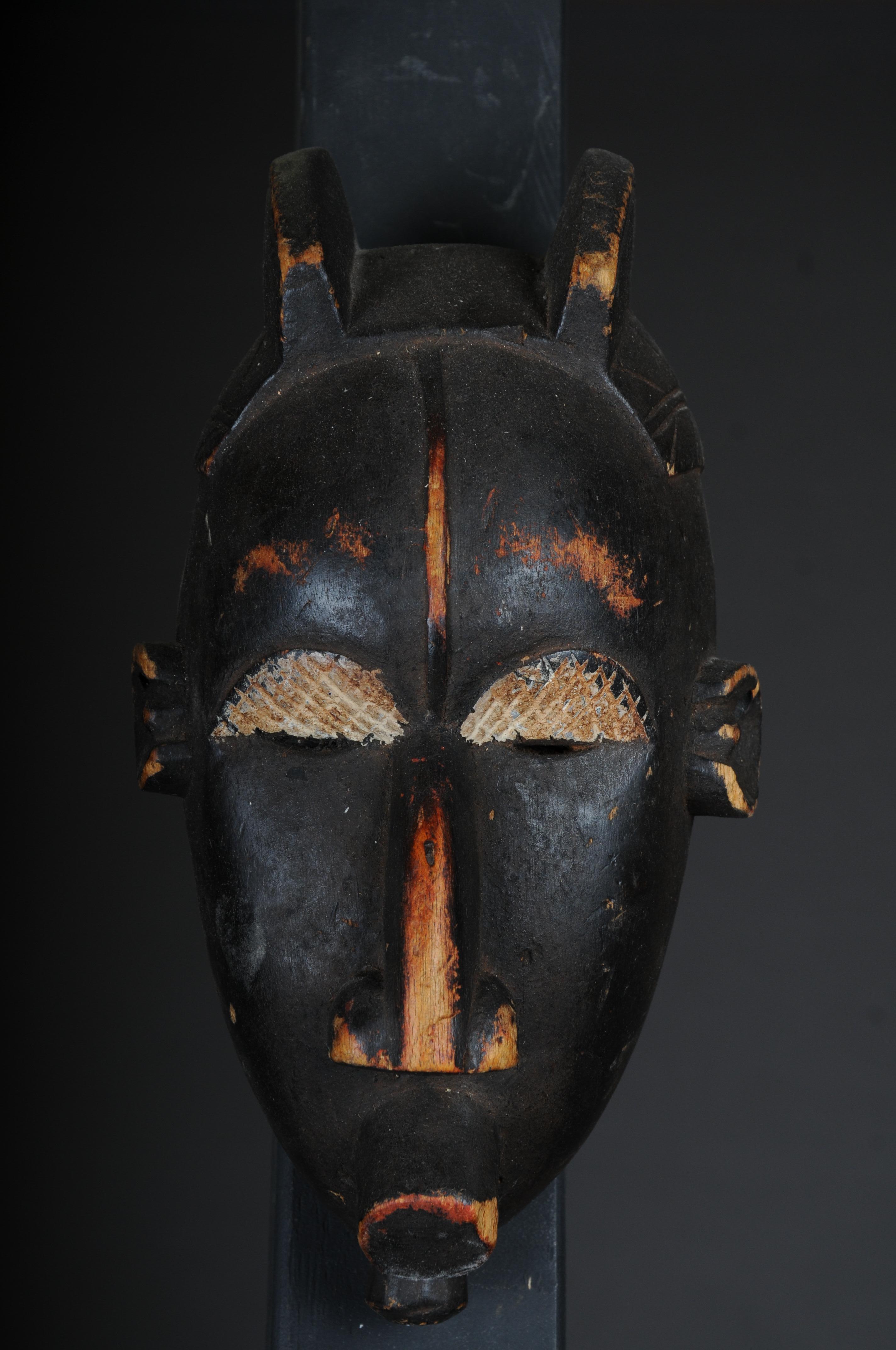 20. Jahrhundert Antike geschnitzte Holzmaske, Afrikanische Kunst

Massivholz, handgeschnitzt, Afrika vermutlich Jahrhundert

Sehr dekorativ. Stammt aus einer Berliner Privatsammlung.