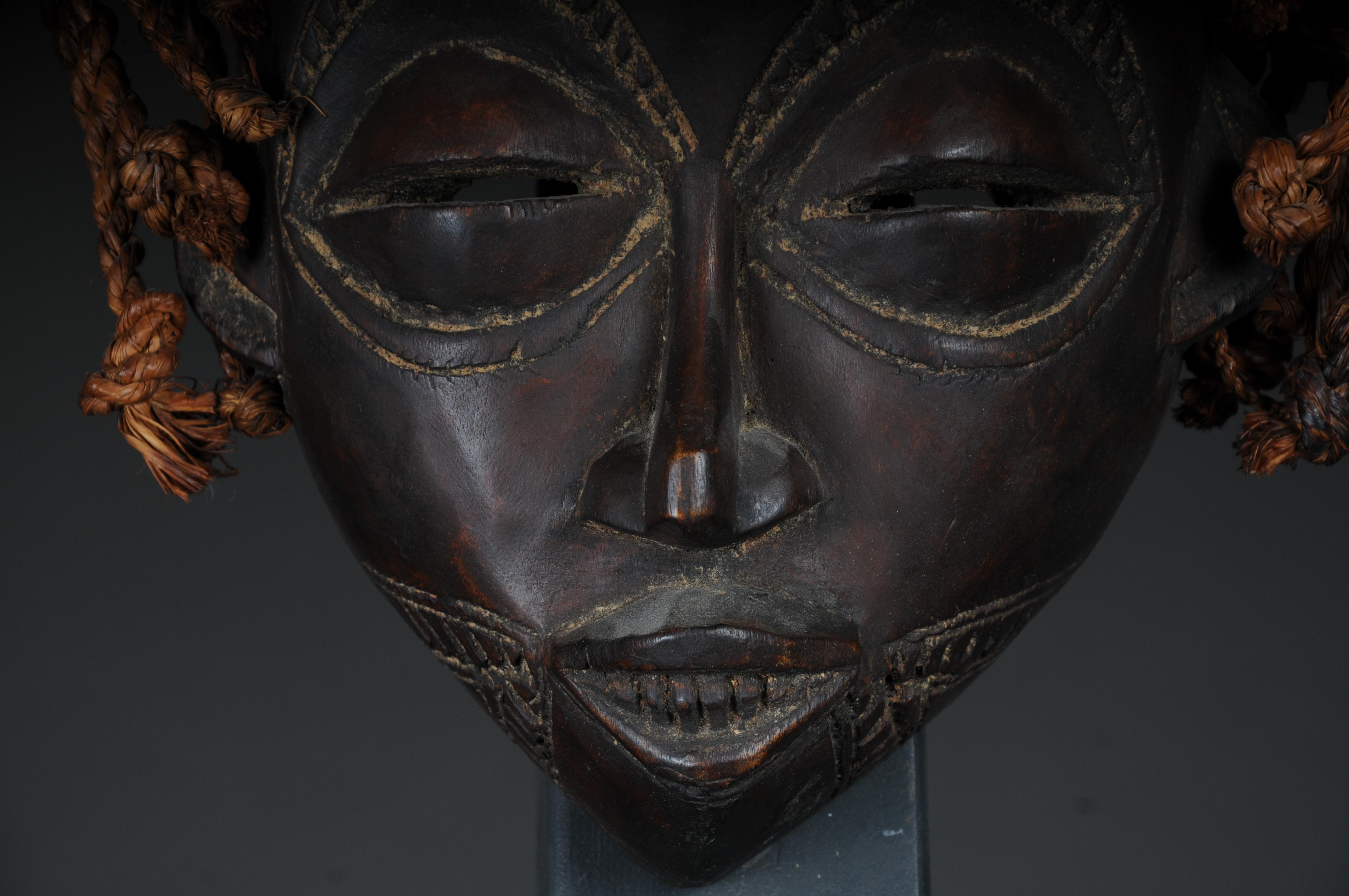 Masque ancien en bois sculpté du 20e siècle, art africain

Bois massif, sculpté à la main, Afrique probablement siècle

Très décoratif. Provient d'une collection privée berlinoise.