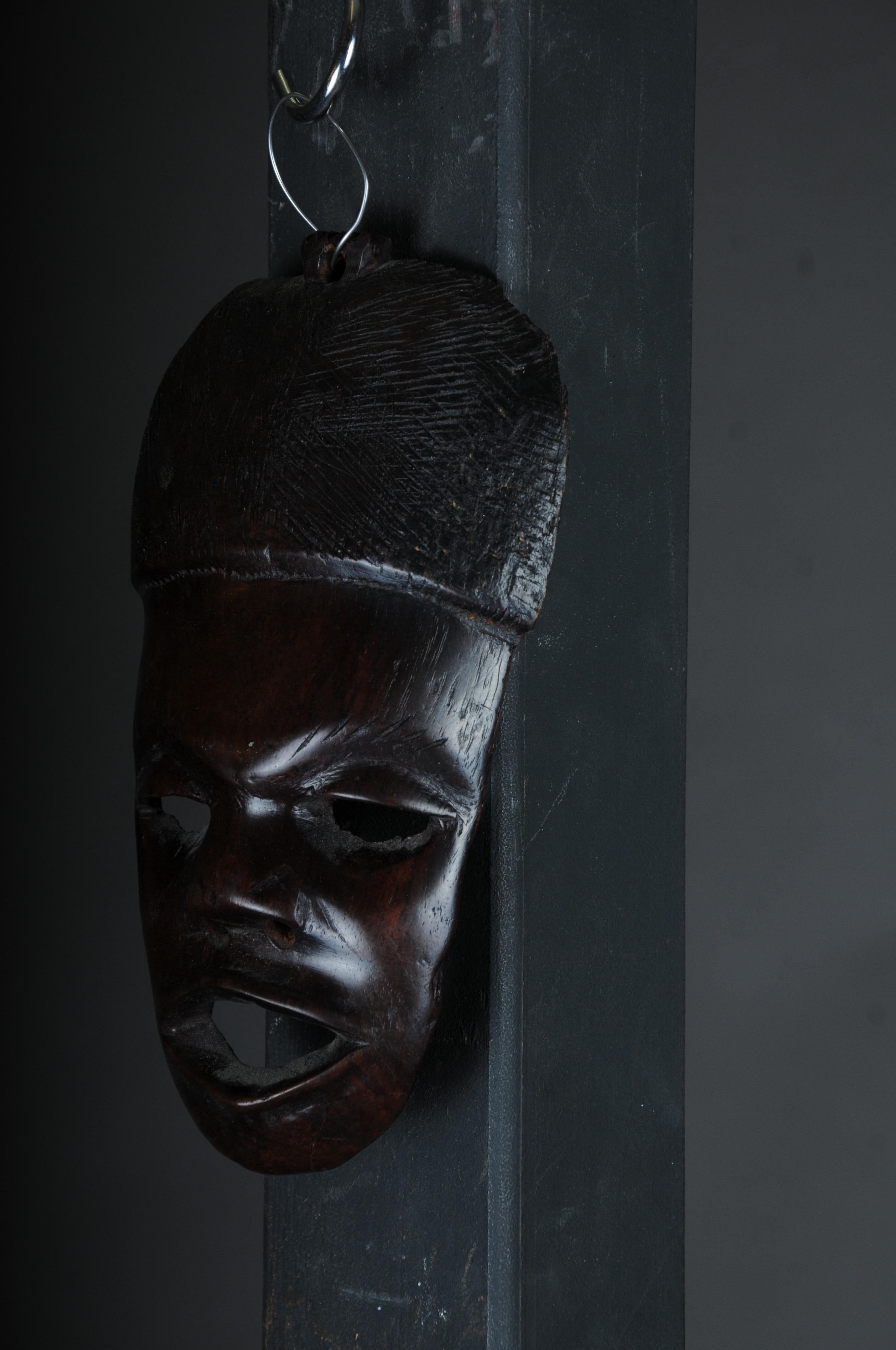 Masque en bois sculpté du 20e siècle, art africain

Bois massif, sculpté à la main, Afrique probablement siècle

Très décoratif. Provient d'une collection privée berlinoise.
