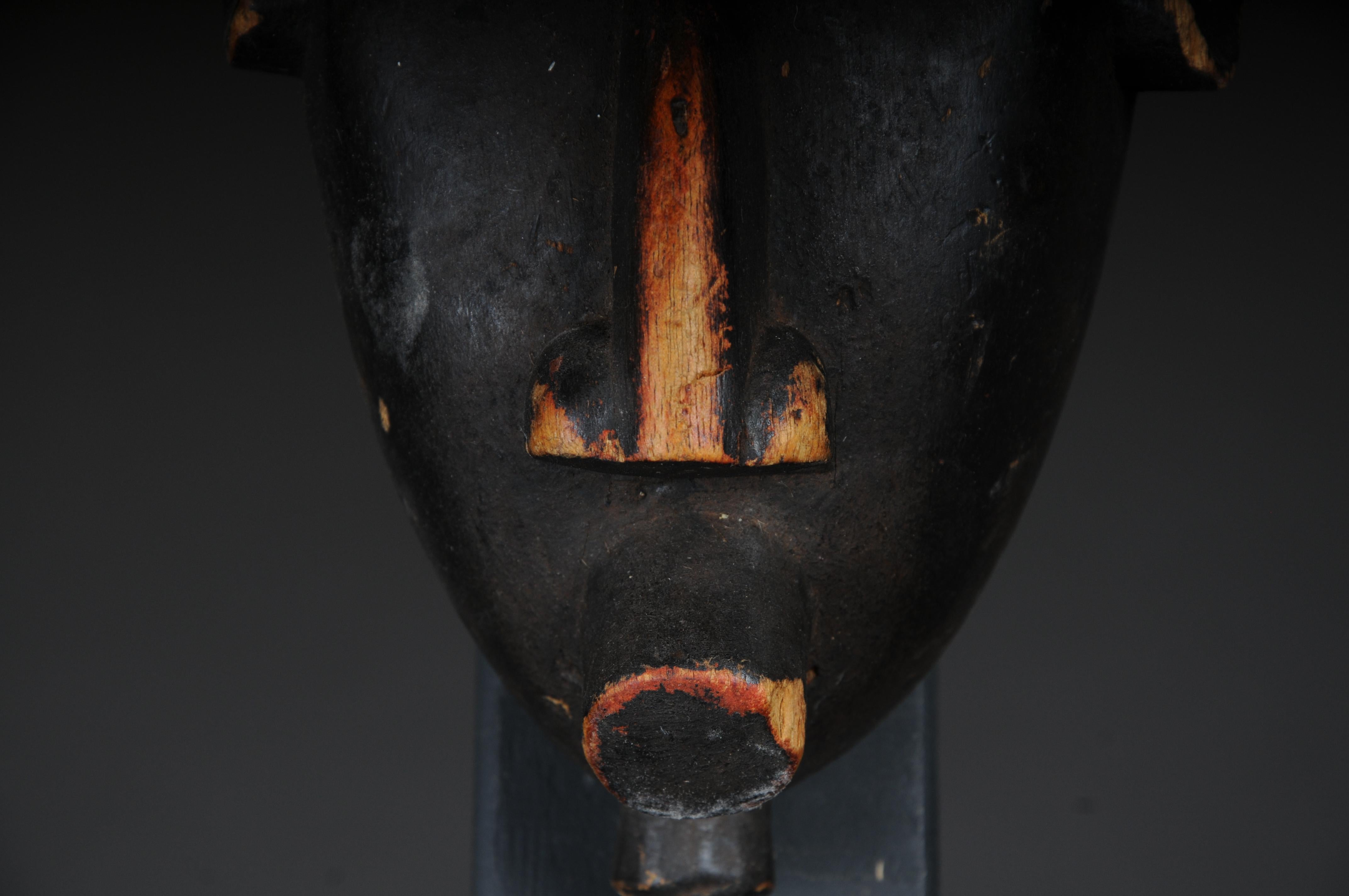 Máscara Antigua de Madera Tallada del Siglo XX, Arte Africano Tallado a mano en venta