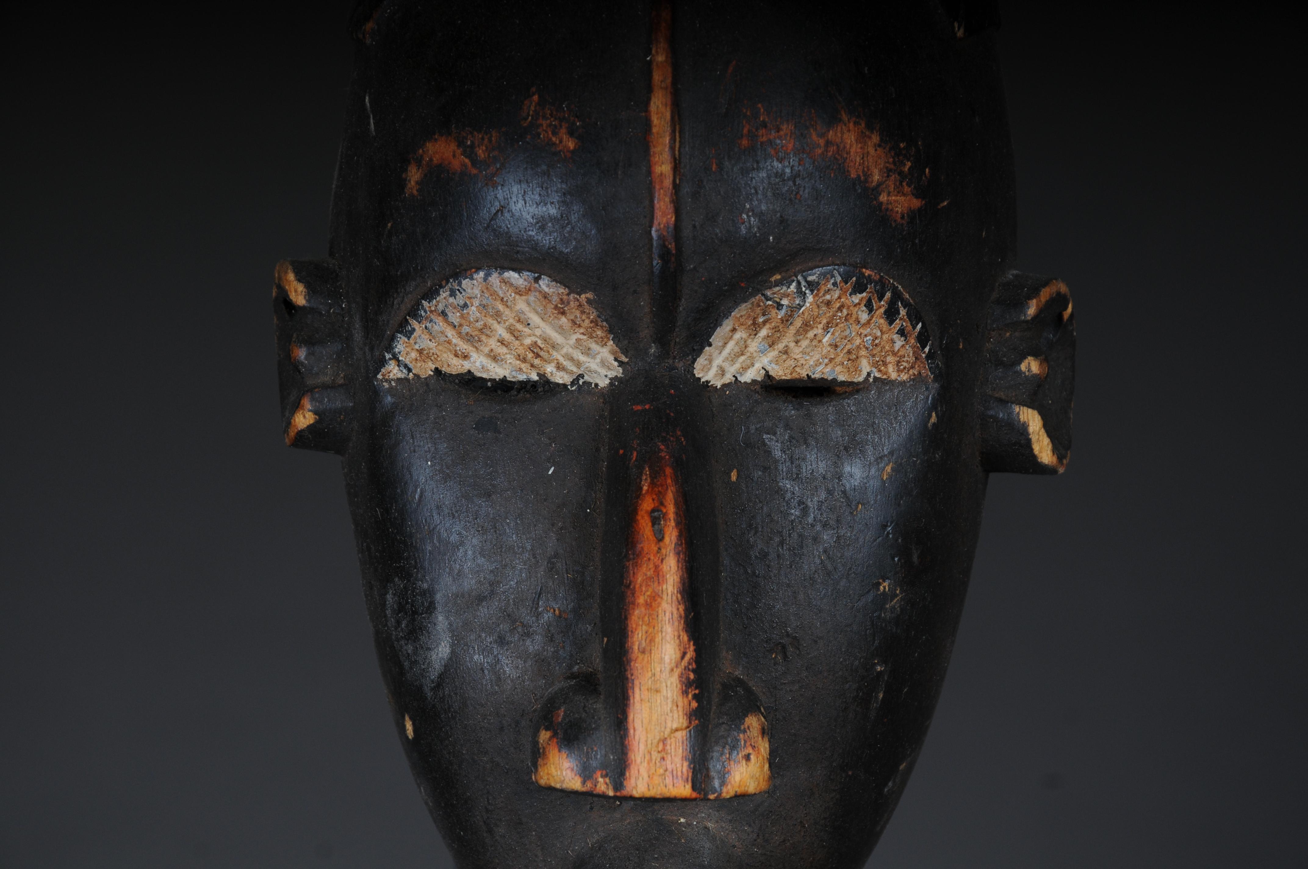 Intagliato a mano Maschera antica in legno intagliato del XX secolo, arte africana in vendita