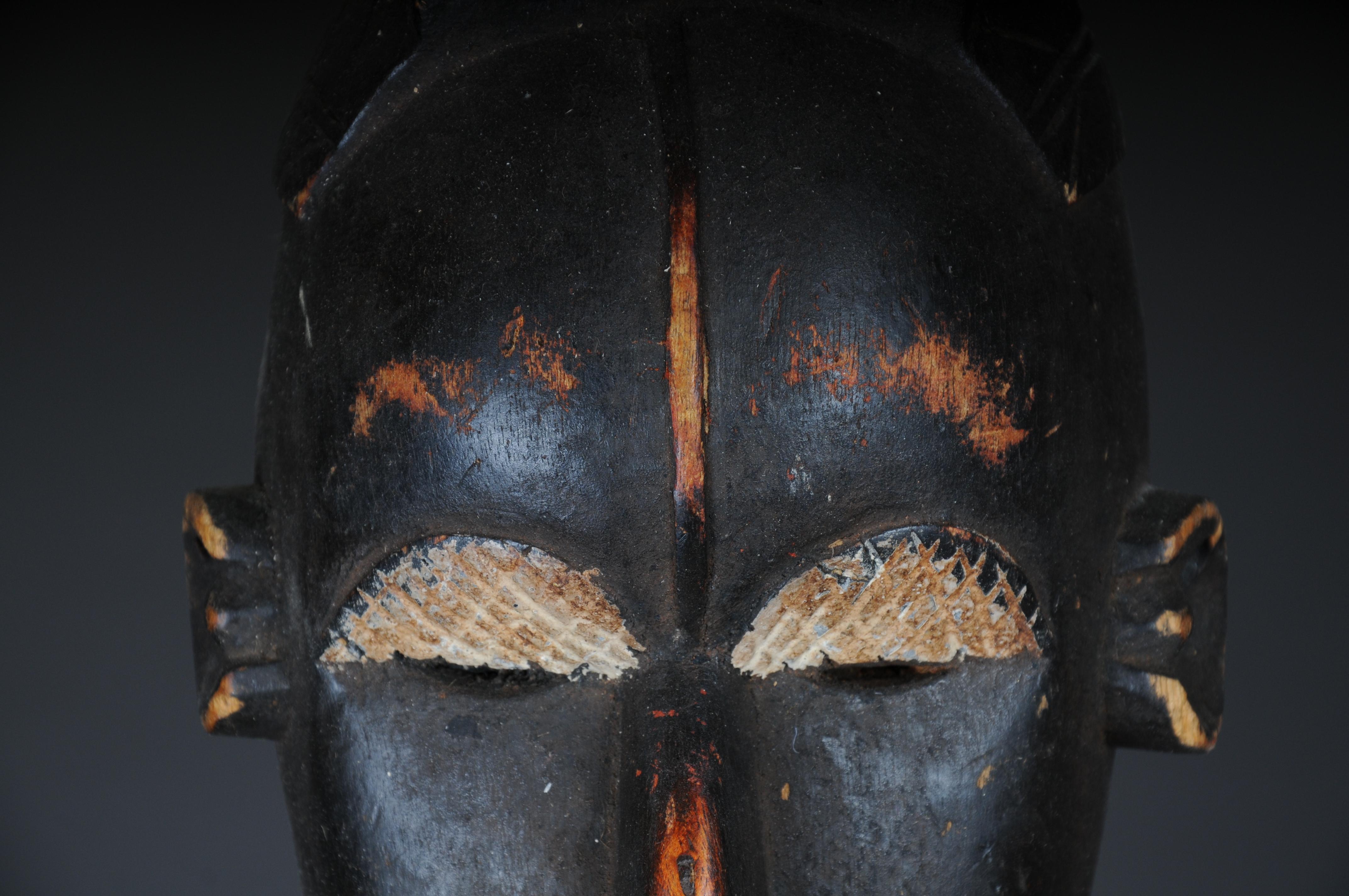 Máscara Antigua de Madera Tallada del Siglo XX, Arte Africano siglo XX en venta