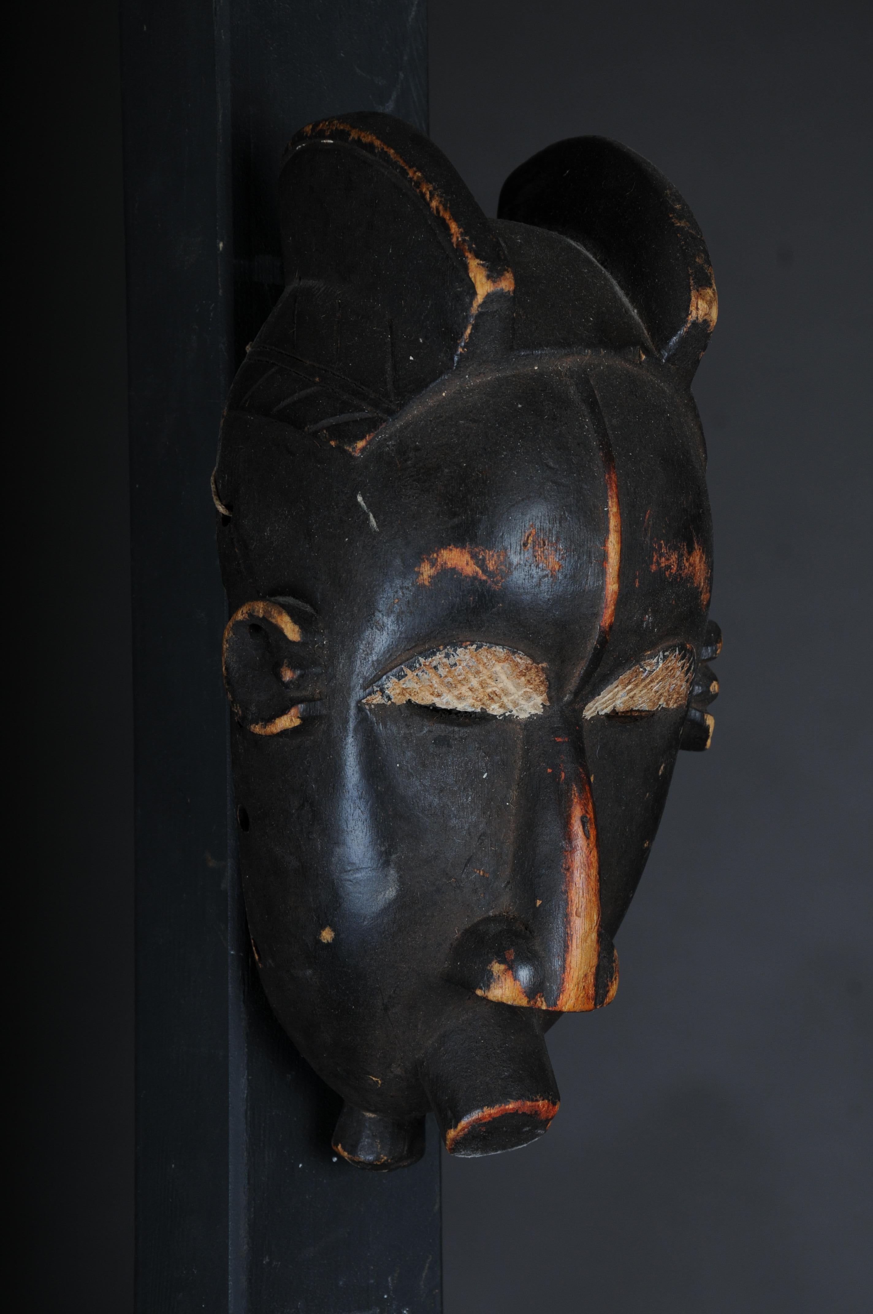Sculpté à la main Masque ancien en bois sculpté du 20e siècle, art africain en vente
