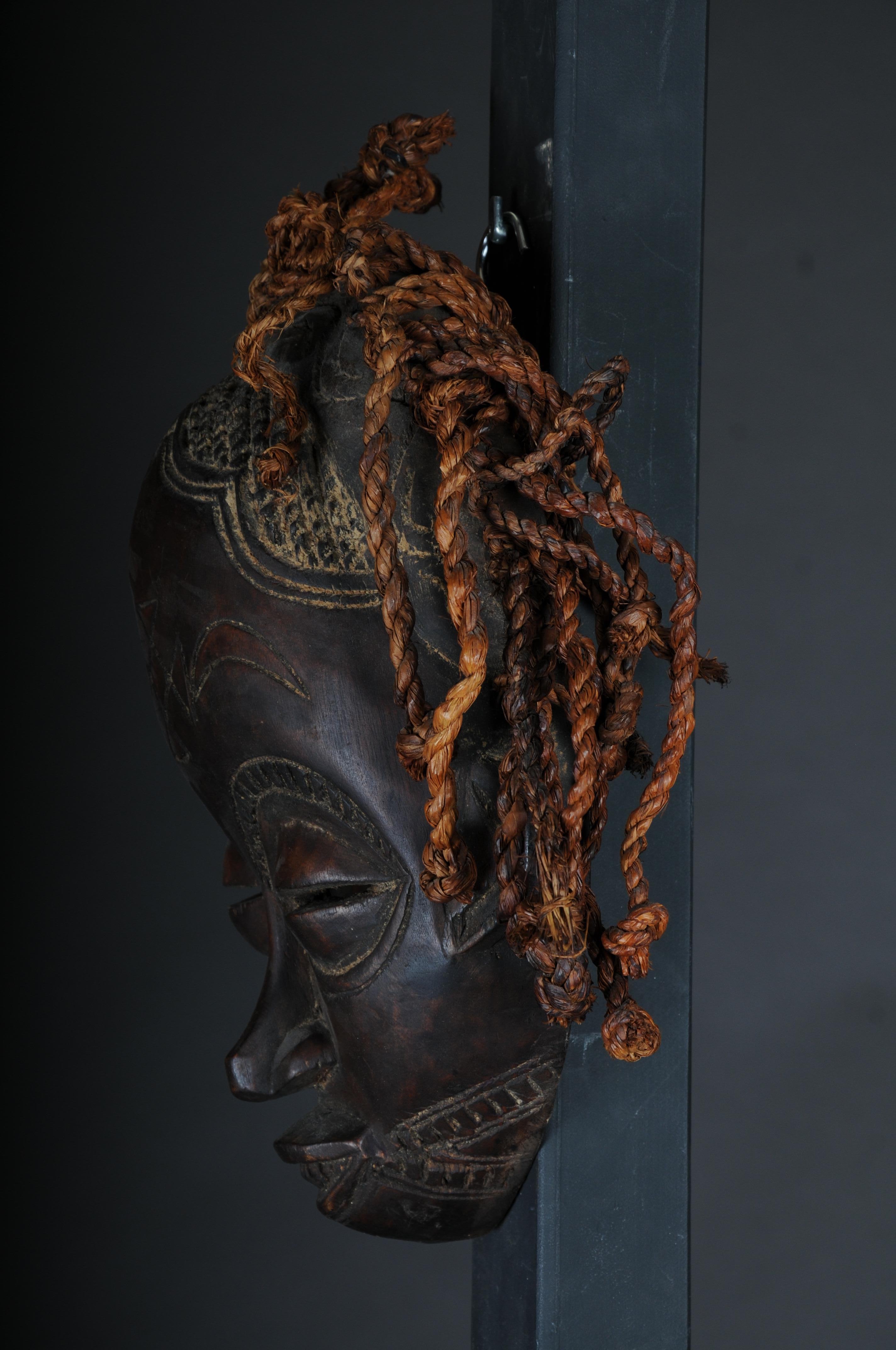 Bois Masque ancien en bois sculpté du 20e siècle, art africain en vente