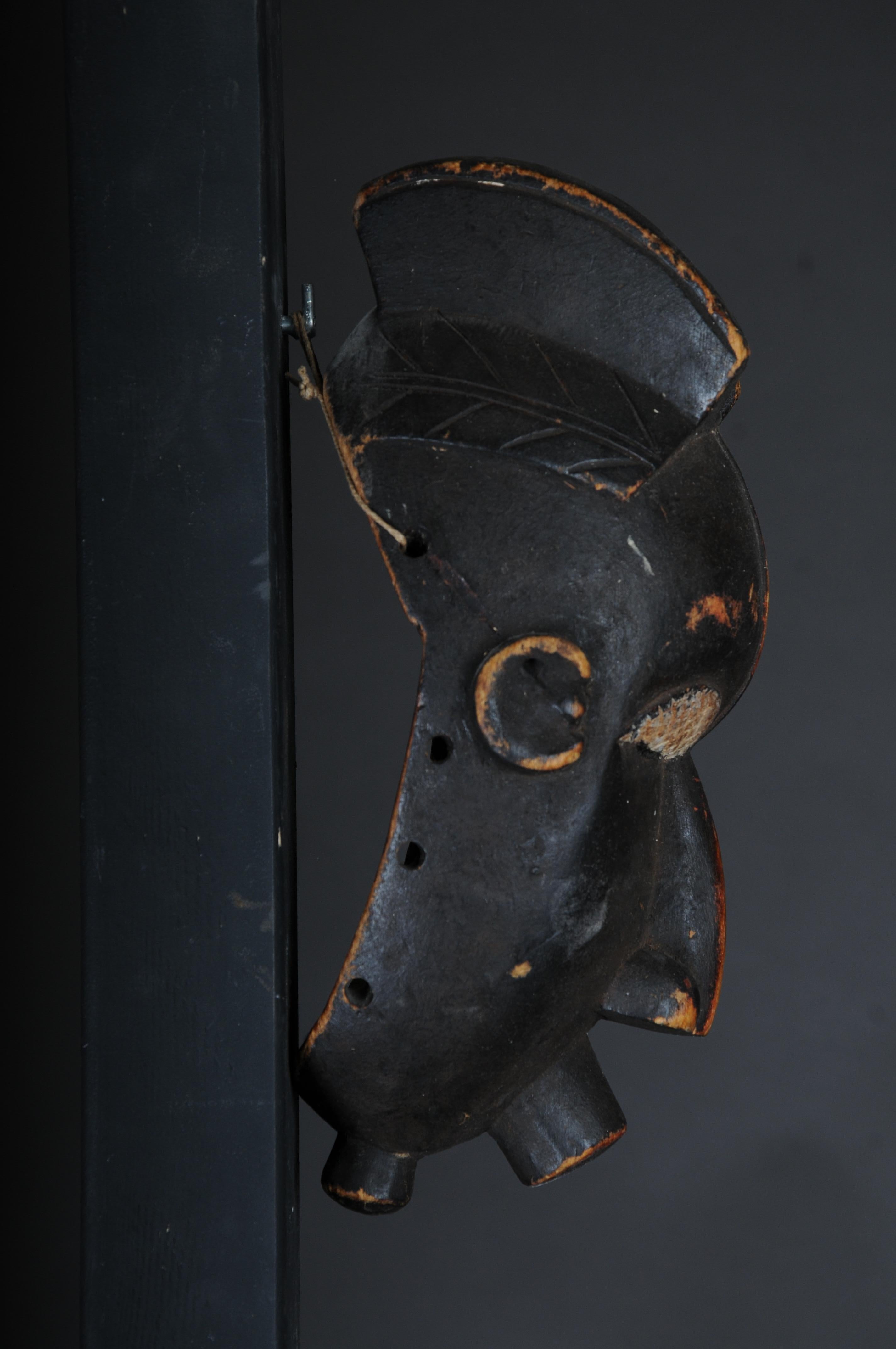 20. Jahrhundert Antike geschnitzte Holzmaske, Afrikanische Kunst im Angebot 1