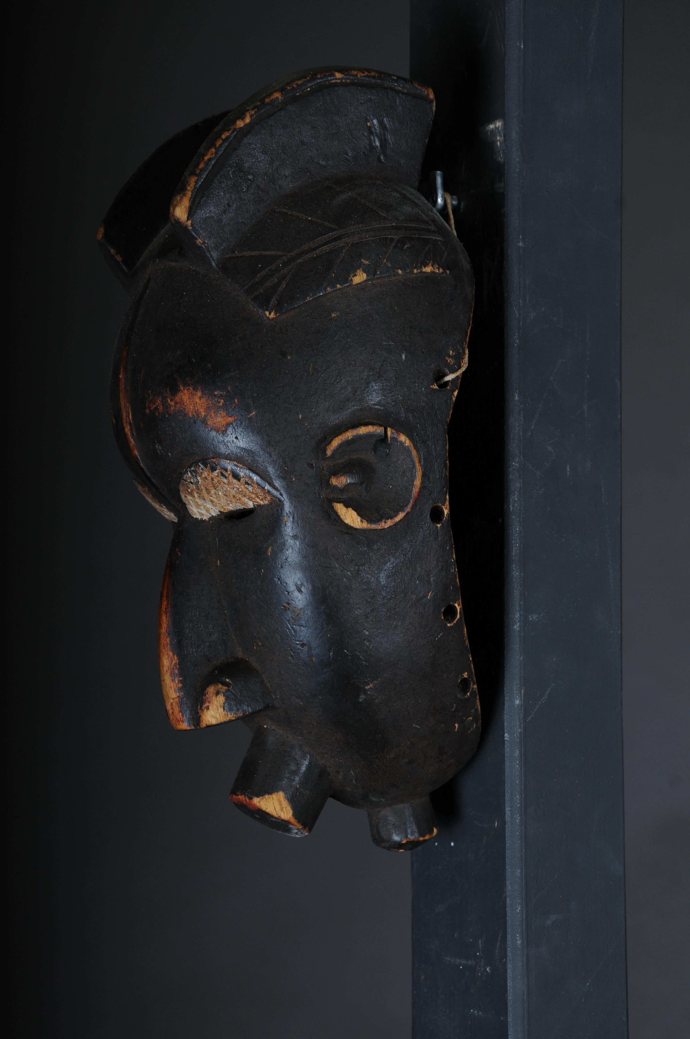 Máscara Antigua de Madera Tallada del Siglo XX, Arte Africano en venta 4