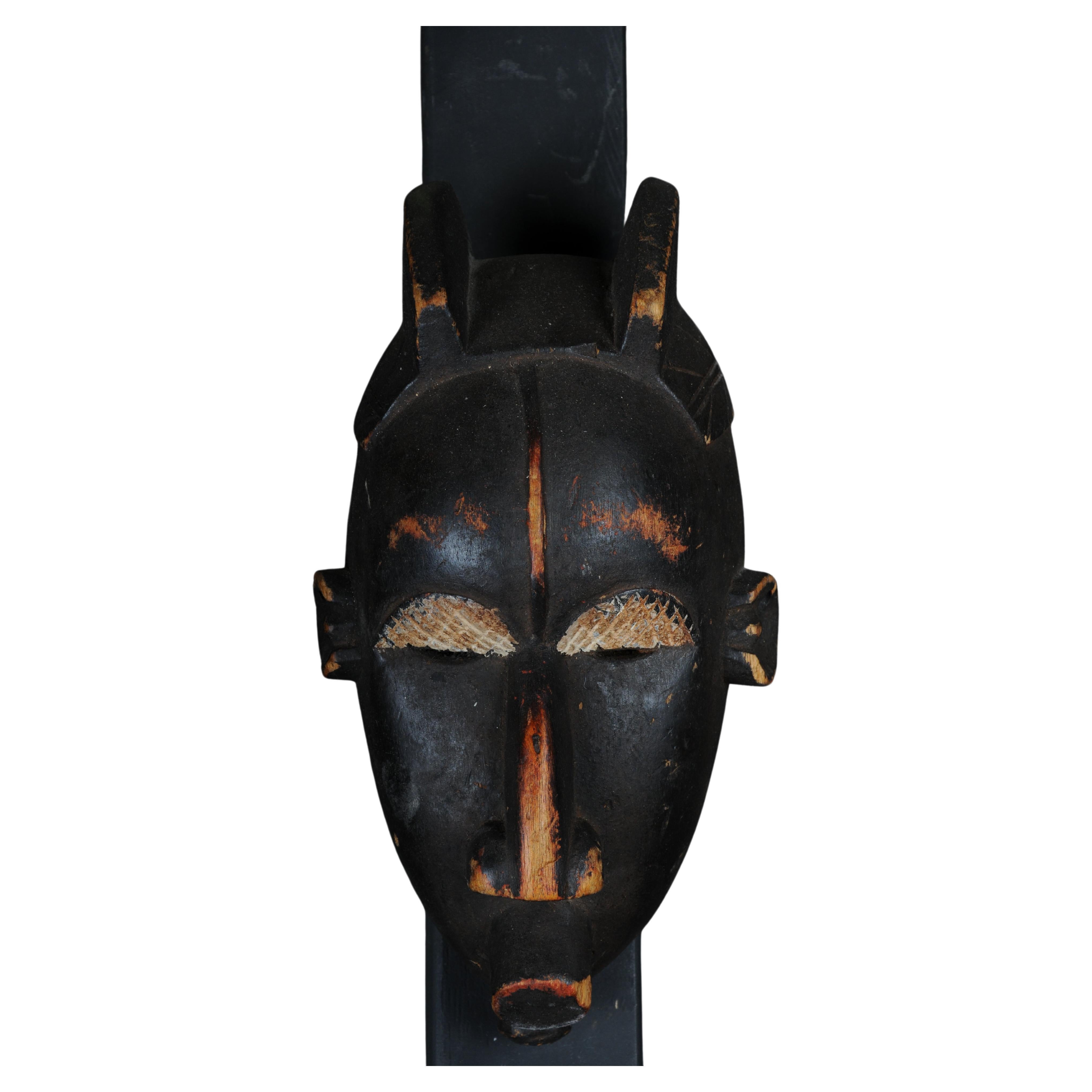 Maschera antica in legno intagliato del XX secolo, arte africana