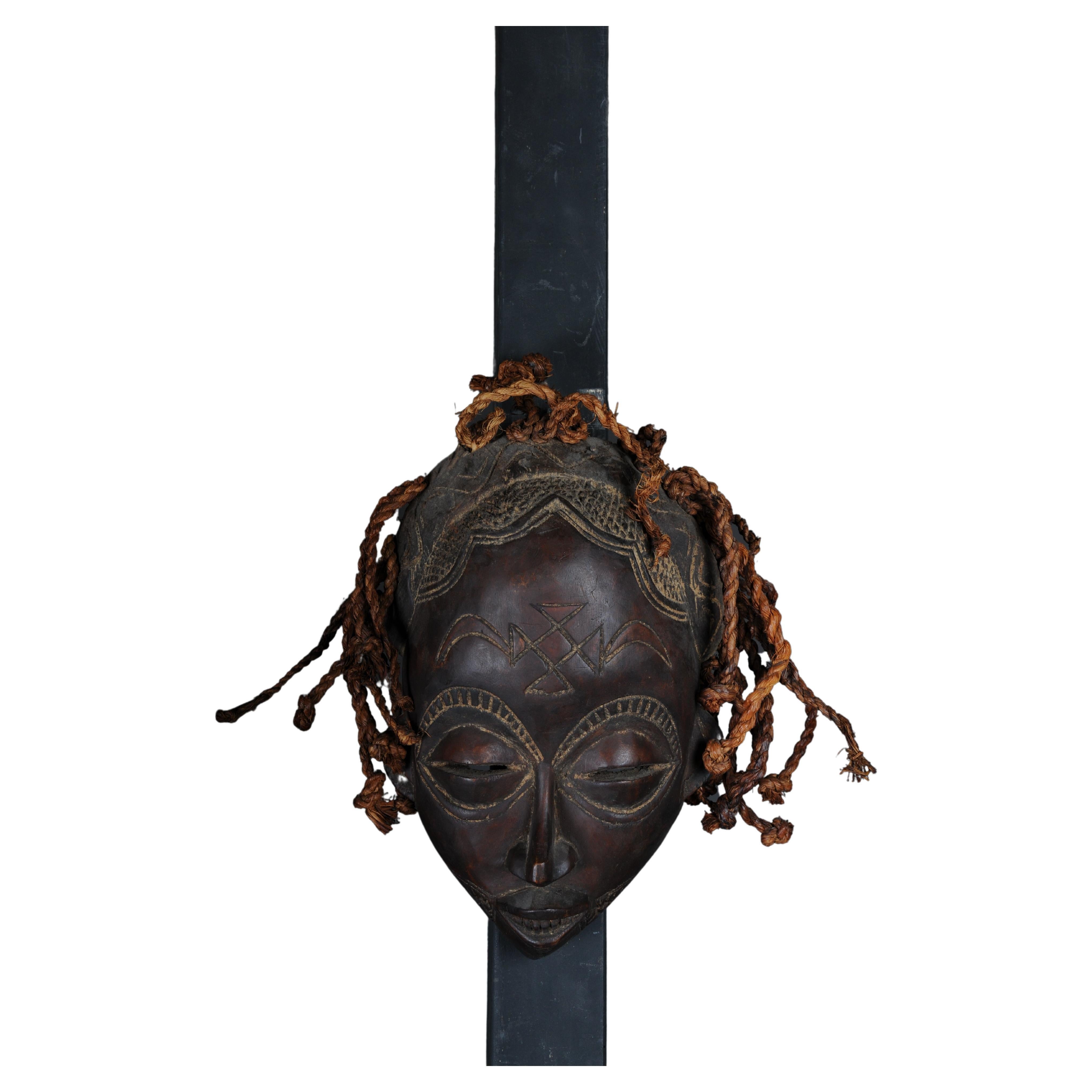 Maschera antica in legno intagliato del XX secolo, arte africana