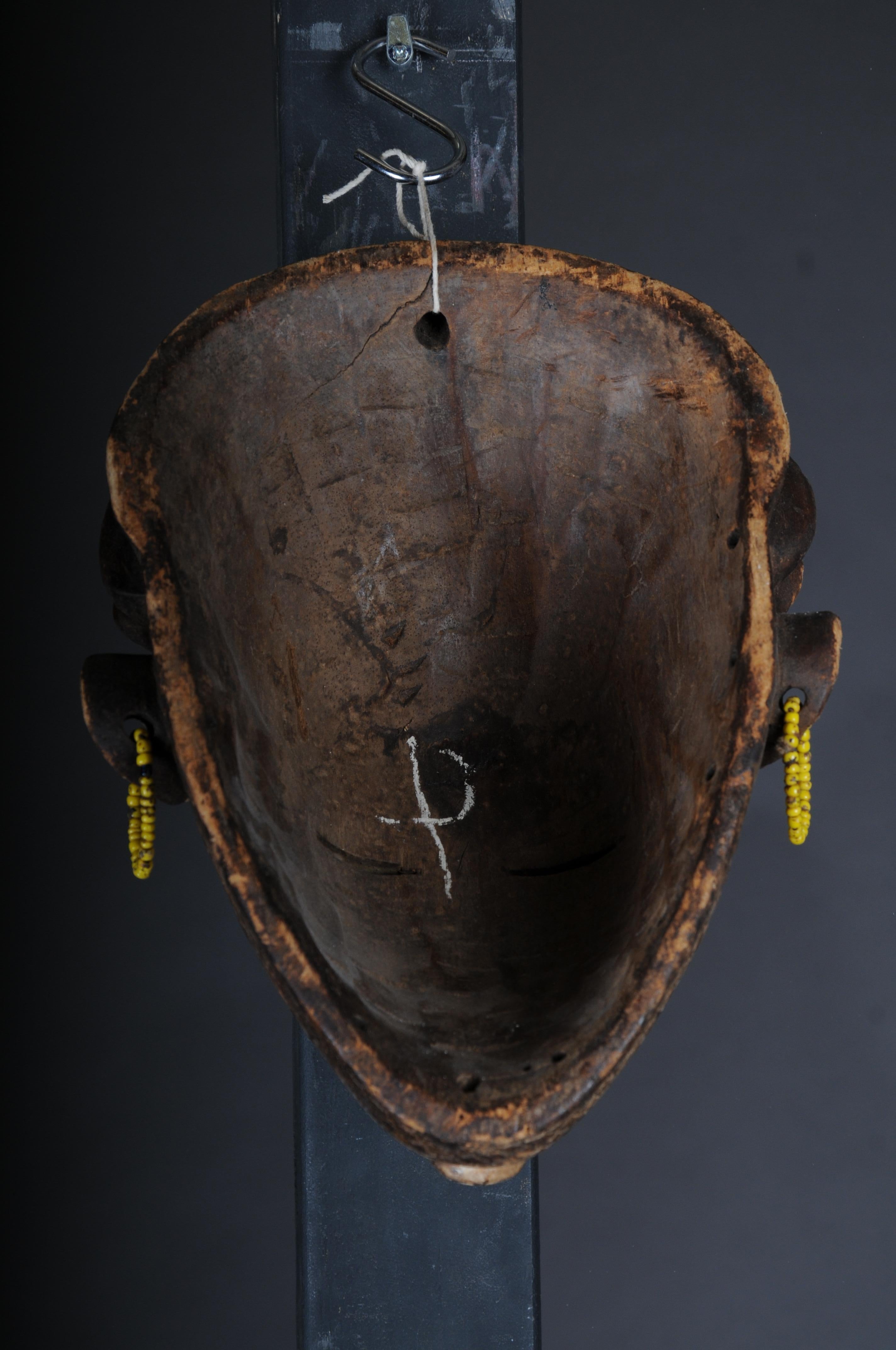 Antike geschnitzte Holzmaske des 20. Jahrhunderts, afrikanische Volkskunst. Aufhängbar.Dekorativ im Angebot 3