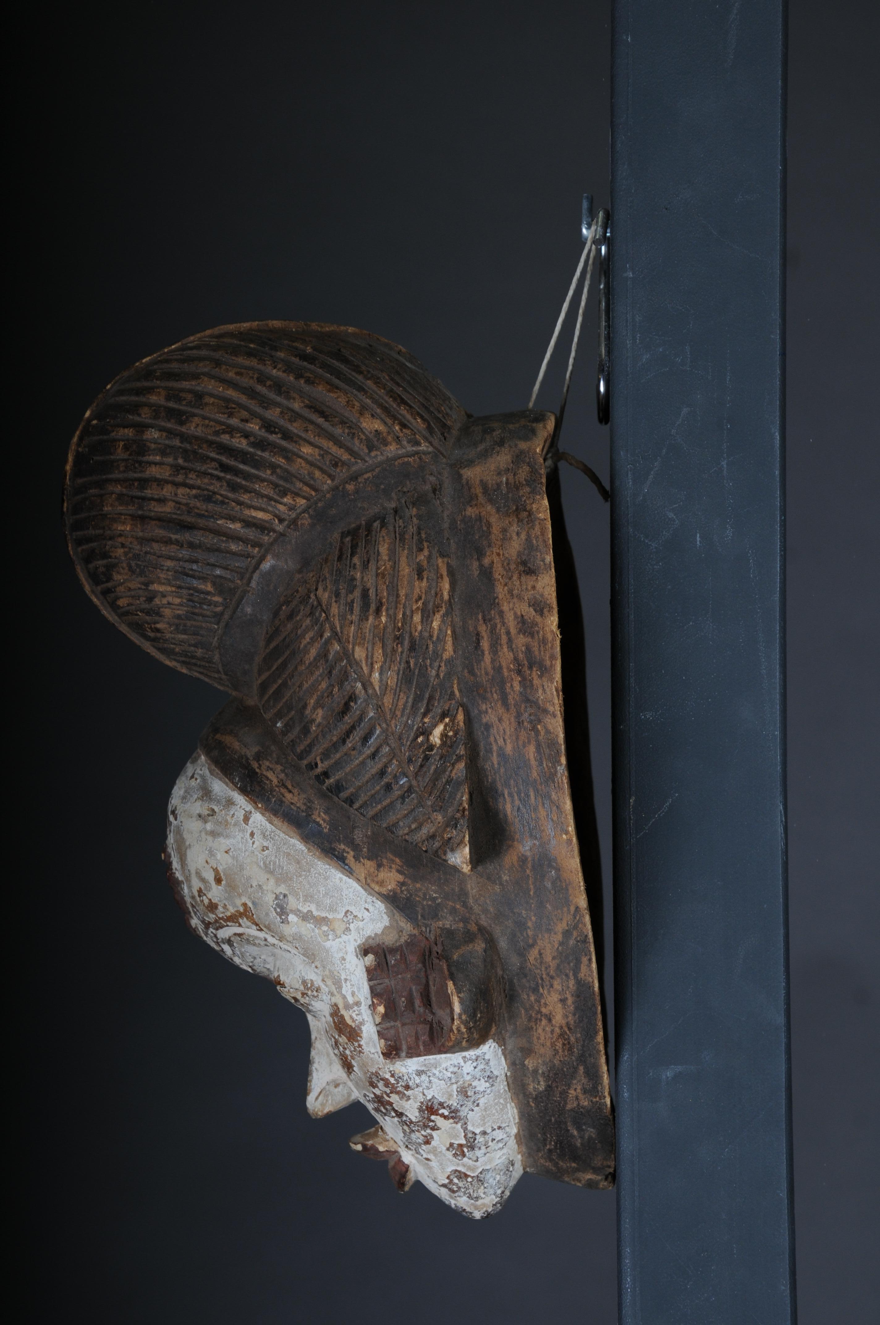 Antike geschnitzte Holzmaske des 20. Jahrhunderts, afrikanische Volkskunst. Aufhängbar.Dekorativ im Angebot 5