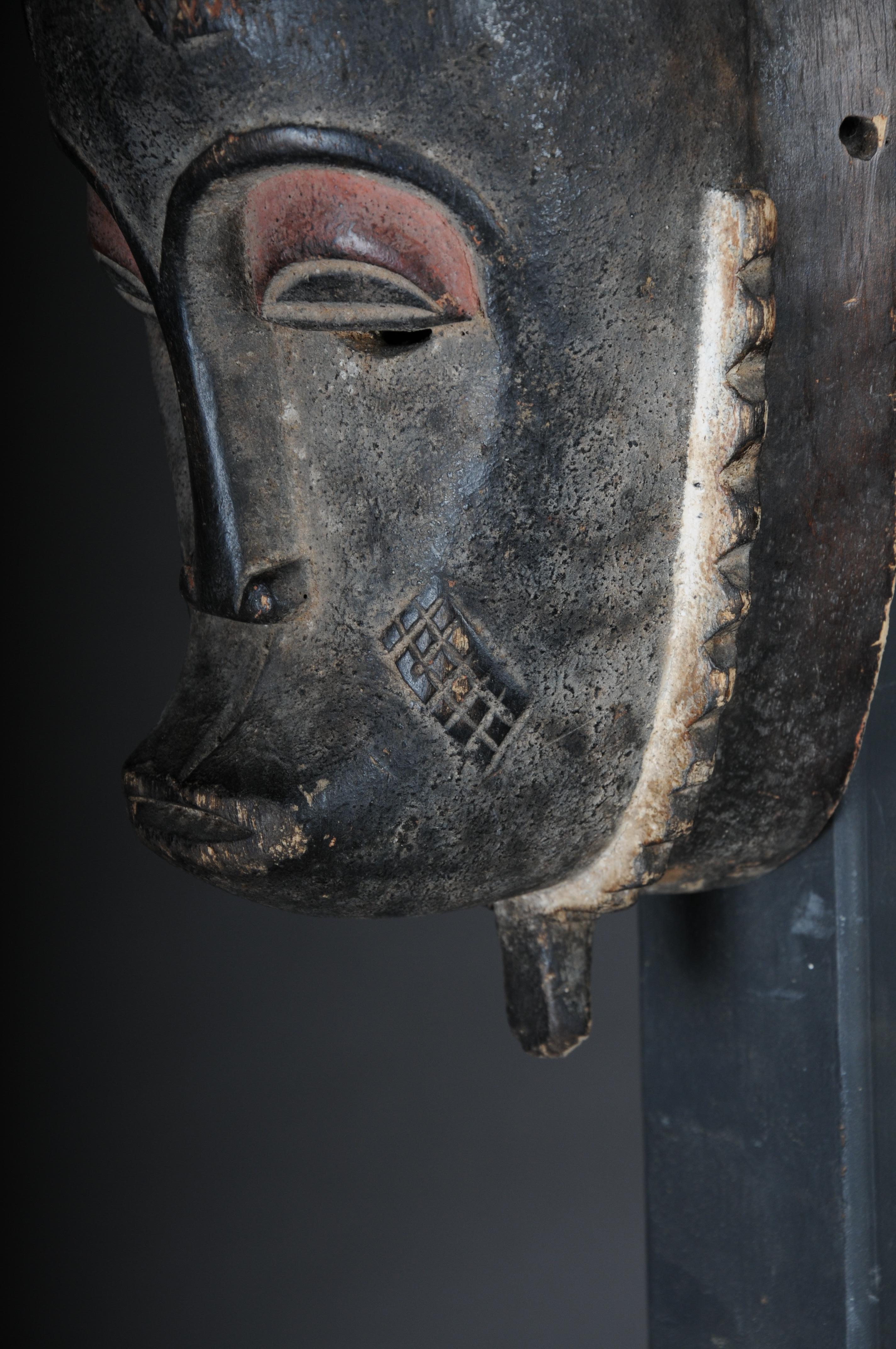 Antike geschnitzte Holzmaske des 20. Jahrhunderts, afrikanische Volkskunst. Aufhängbar.Dekorativ im Angebot 3
