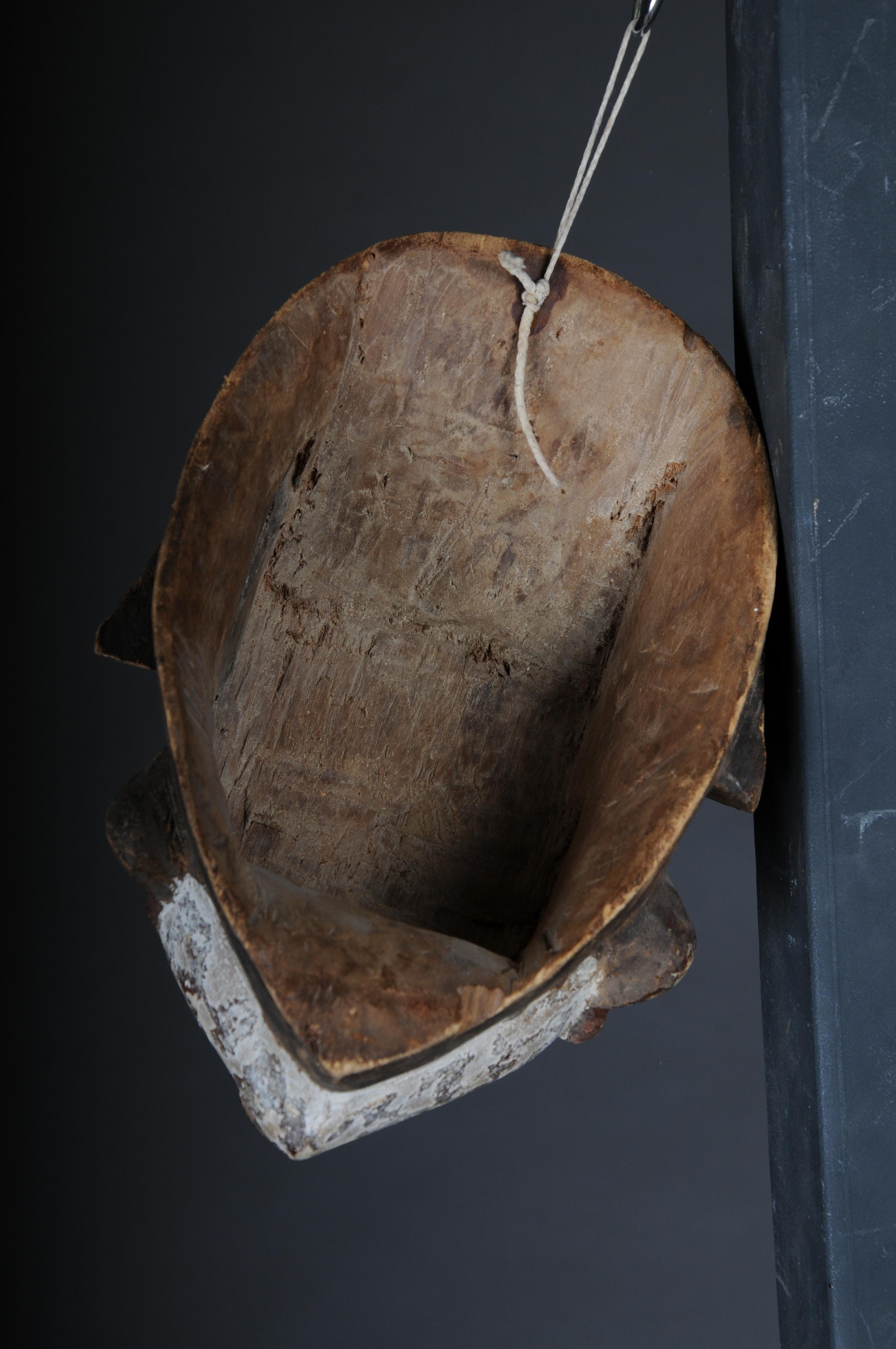 Máscara facial antigua de madera tallada del siglo XX, arte popular africano. Colgable.Decorat en venta 5
