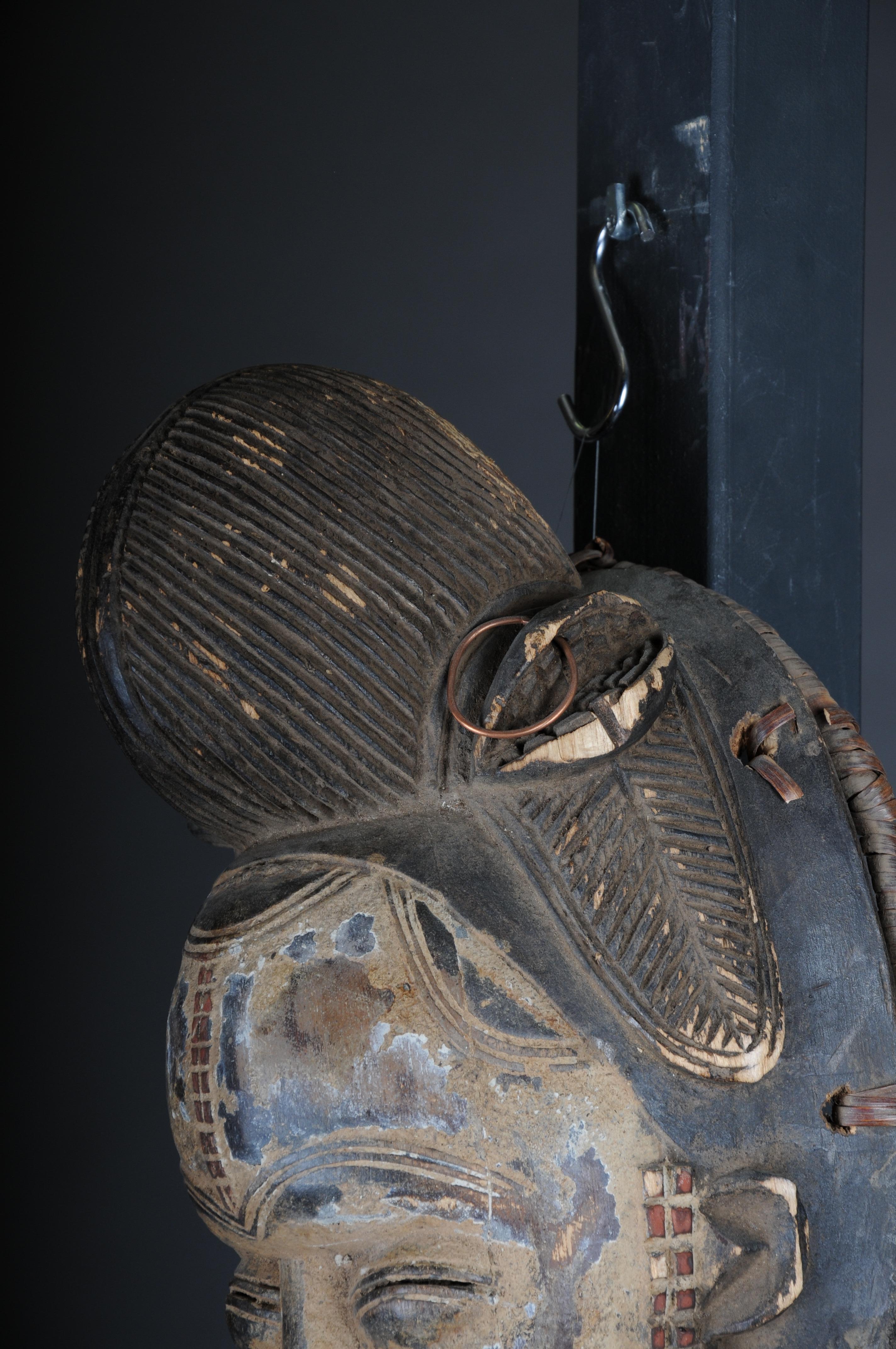 Antike geschnitzte Holzmaske des 20. Jahrhunderts, afrikanische Volkskunst. Aufhängbar.Dekorativ im Angebot 6