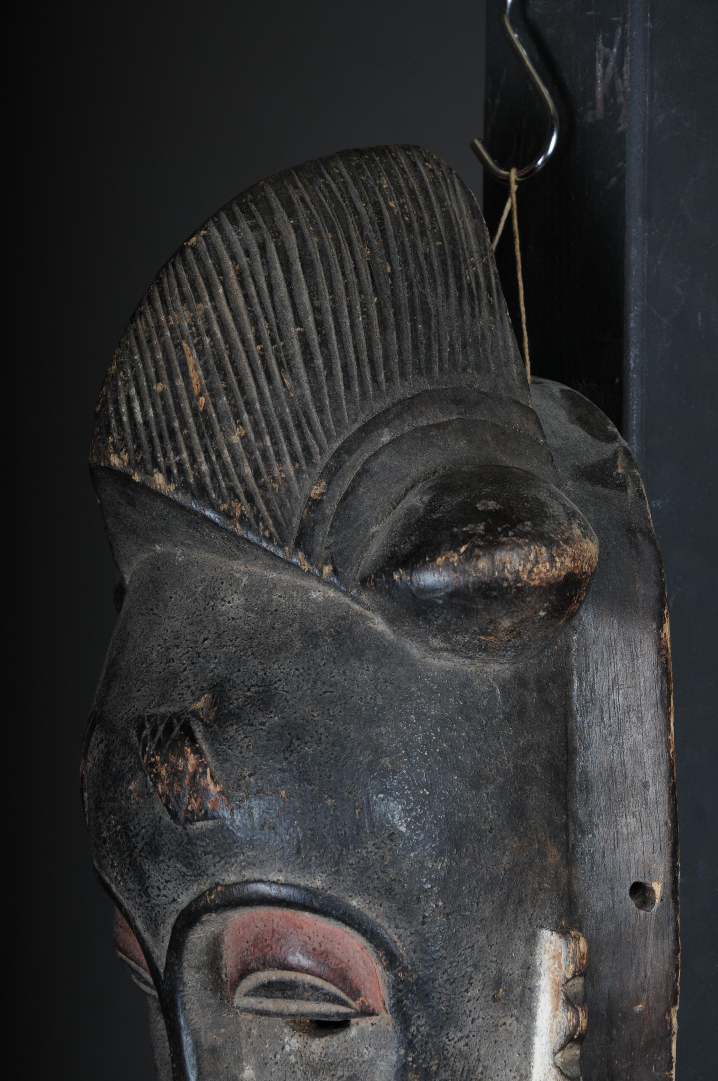 Antike geschnitzte Holzmaske des 20. Jahrhunderts, afrikanische Volkskunst. Aufhängbar.Dekorativ im Angebot 4