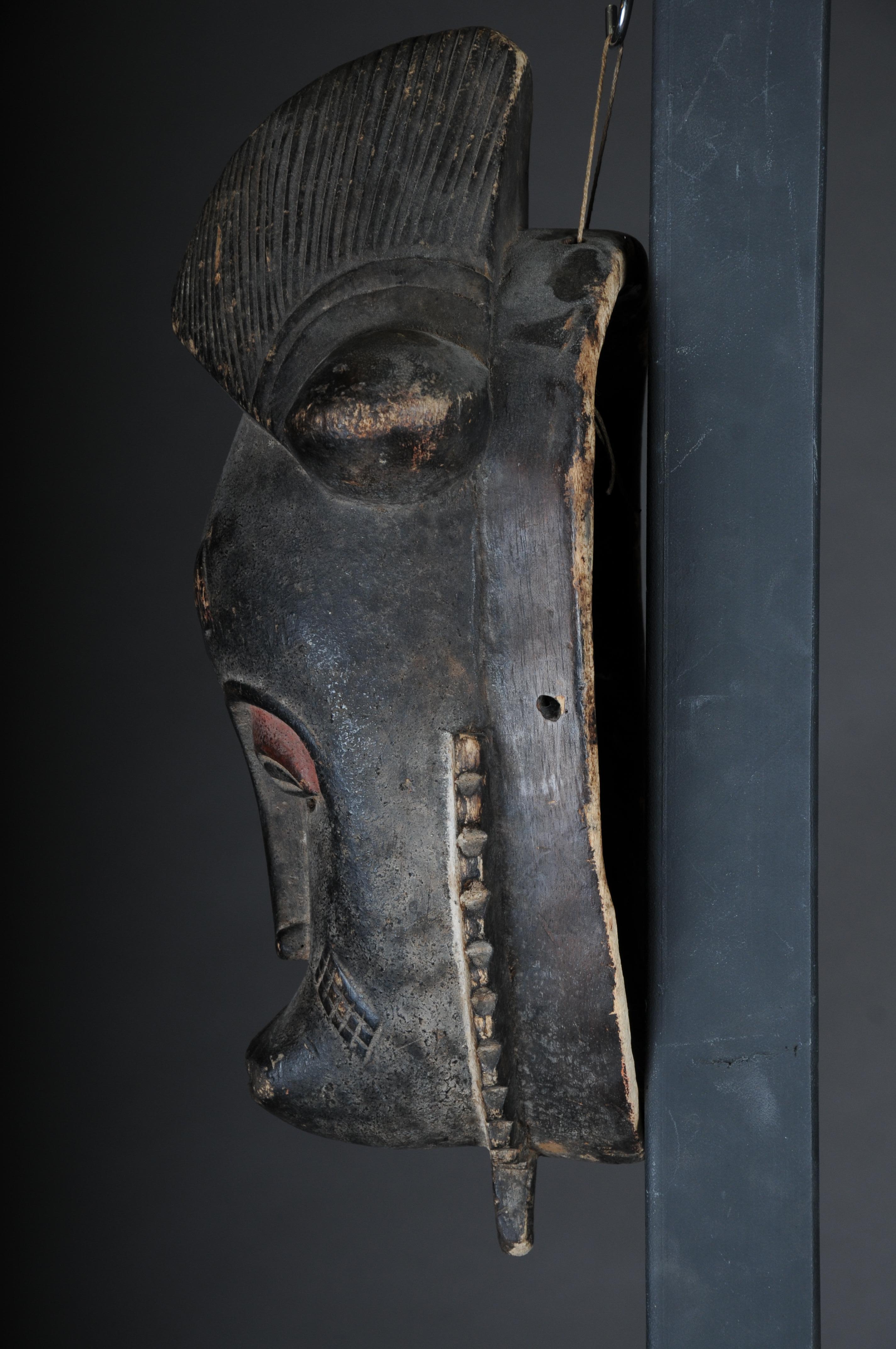 Antike geschnitzte Holzmaske des 20. Jahrhunderts, afrikanische Volkskunst. Aufhängbar.Dekorativ im Angebot 5